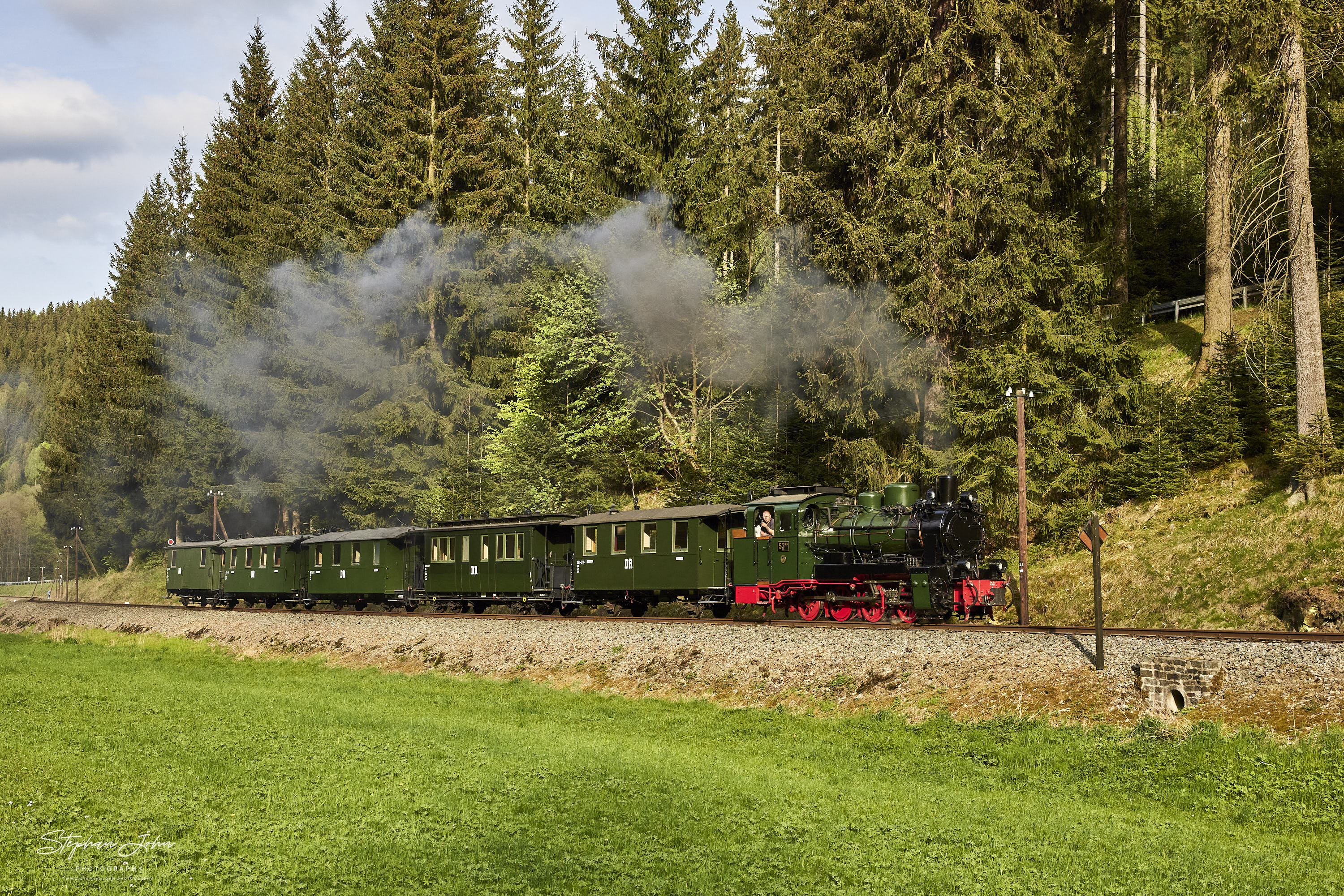 Überführungsfahrt von 5 Wagen der RüBB und der Vulcan-Lok 99 4633-6 nach Jöhstadt