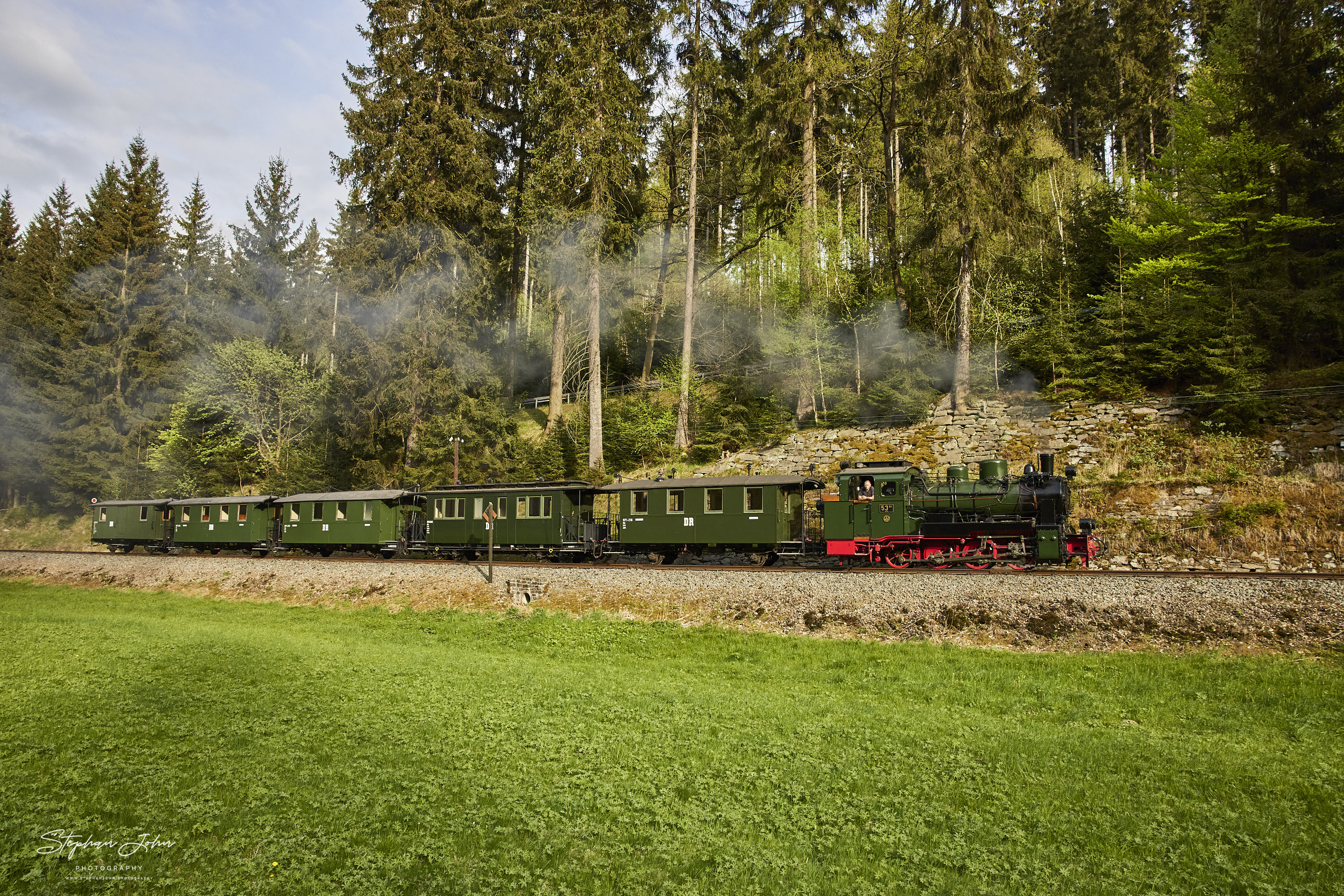 Überführungsfahrt von 5 Wagen der RüBB und der Vulcan-Lok 99 4633-6 nach Jöhstadt