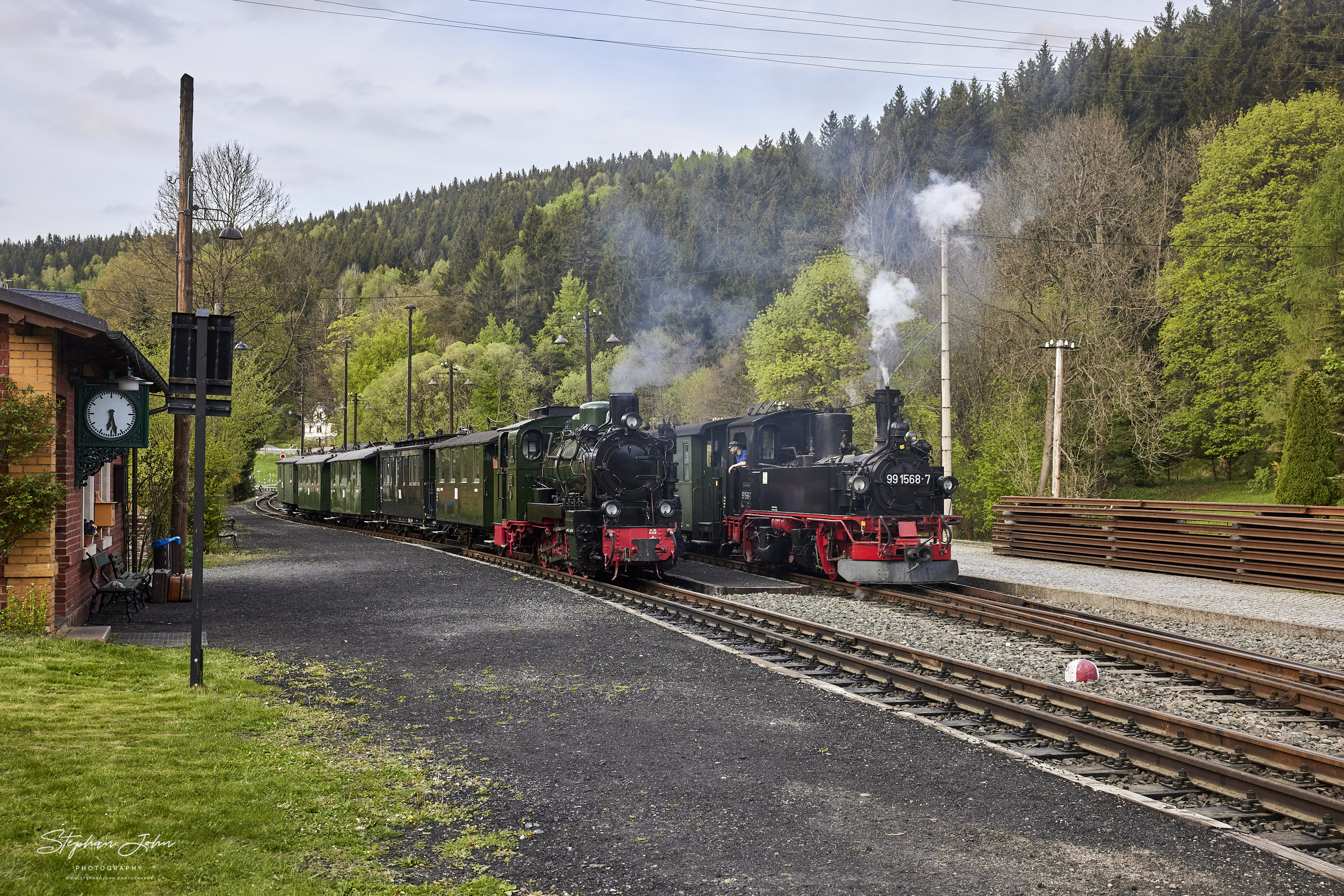 G 11261 mit Lok 99 1568-7 und Überführungsfahrt mit Lok 99 4633-6 stehen in Schmalzgrube