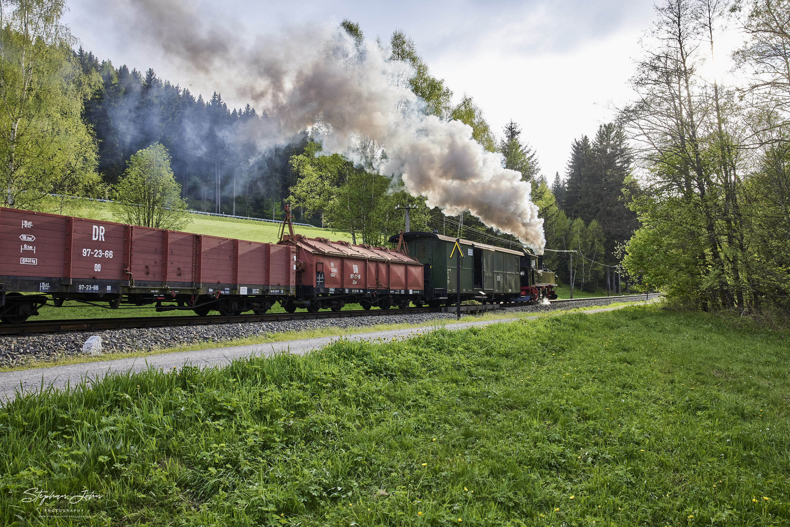 Ausfahrt des G 11261 nach Jöhstadt aus dem Bahnhof Schmalzgrube