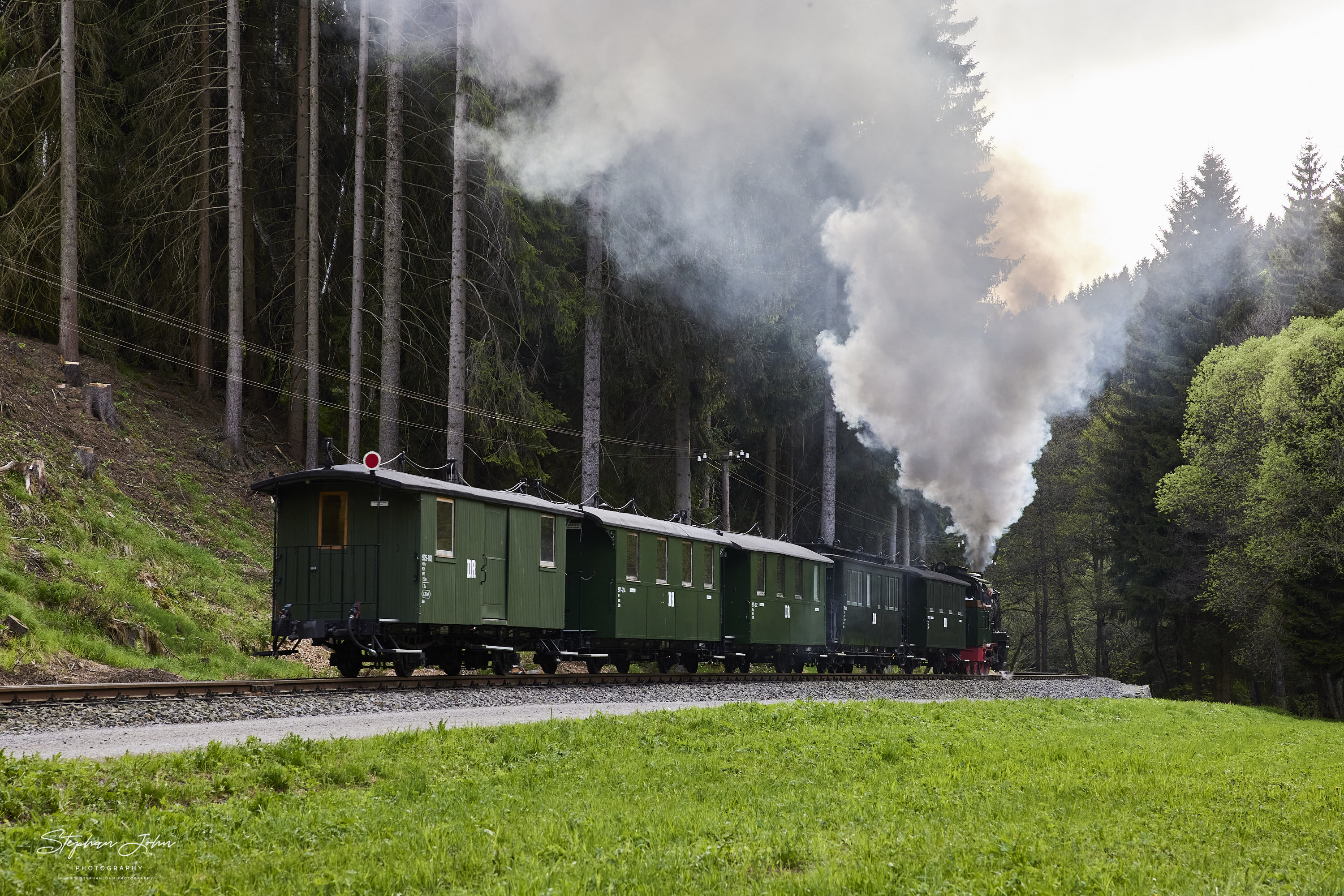 Im letzten Licht ds Tages dampft die Überführungsfahrt mit der Vulcan-Lok 99 4633-6 in Richtung Jöhstadt