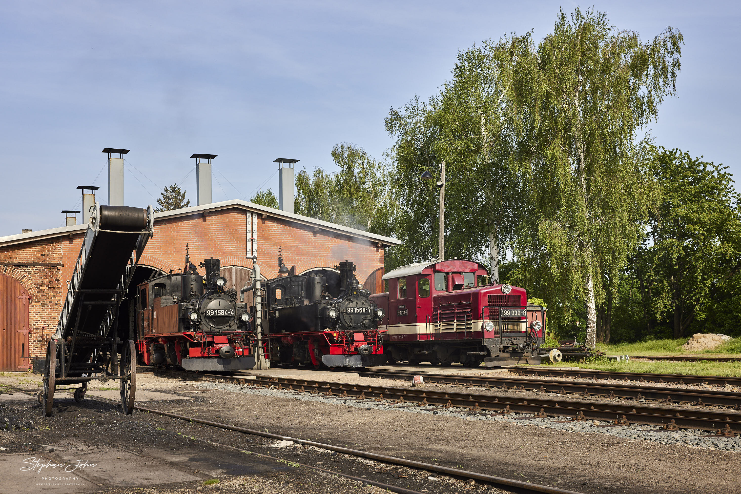 Lokparade mit der Lok 99 1584-4, der Lok 99 1568-7 von der Preßnitztalbahn und der Diesellok 199 030-8 vor dem Lokschuppen in Mügeln