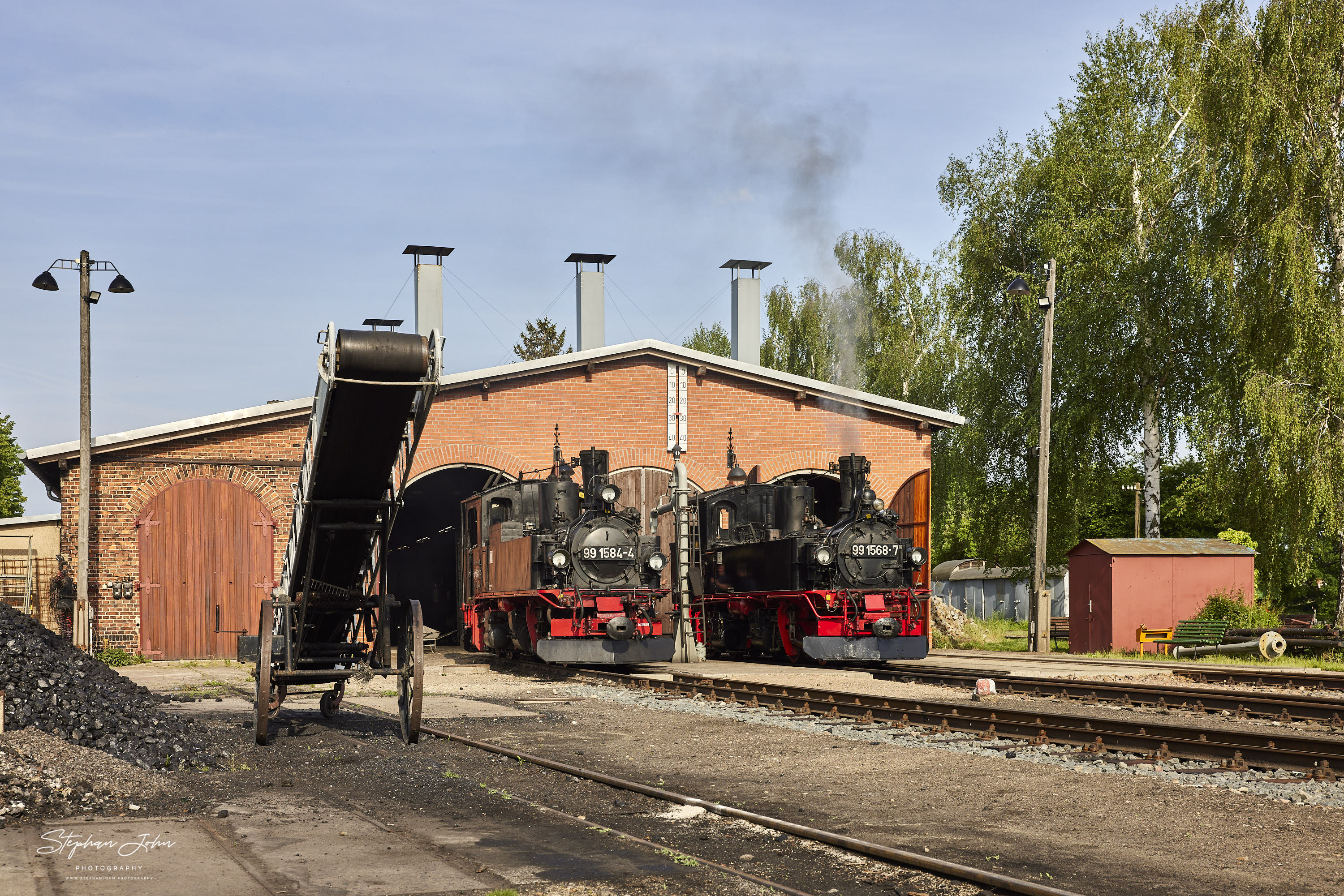 Lokparade mit der Lok 99 1584-4 und der Lok 99 1568-7 von der Preßnitztalbahn vor dem Lokschuppen in Mügeln