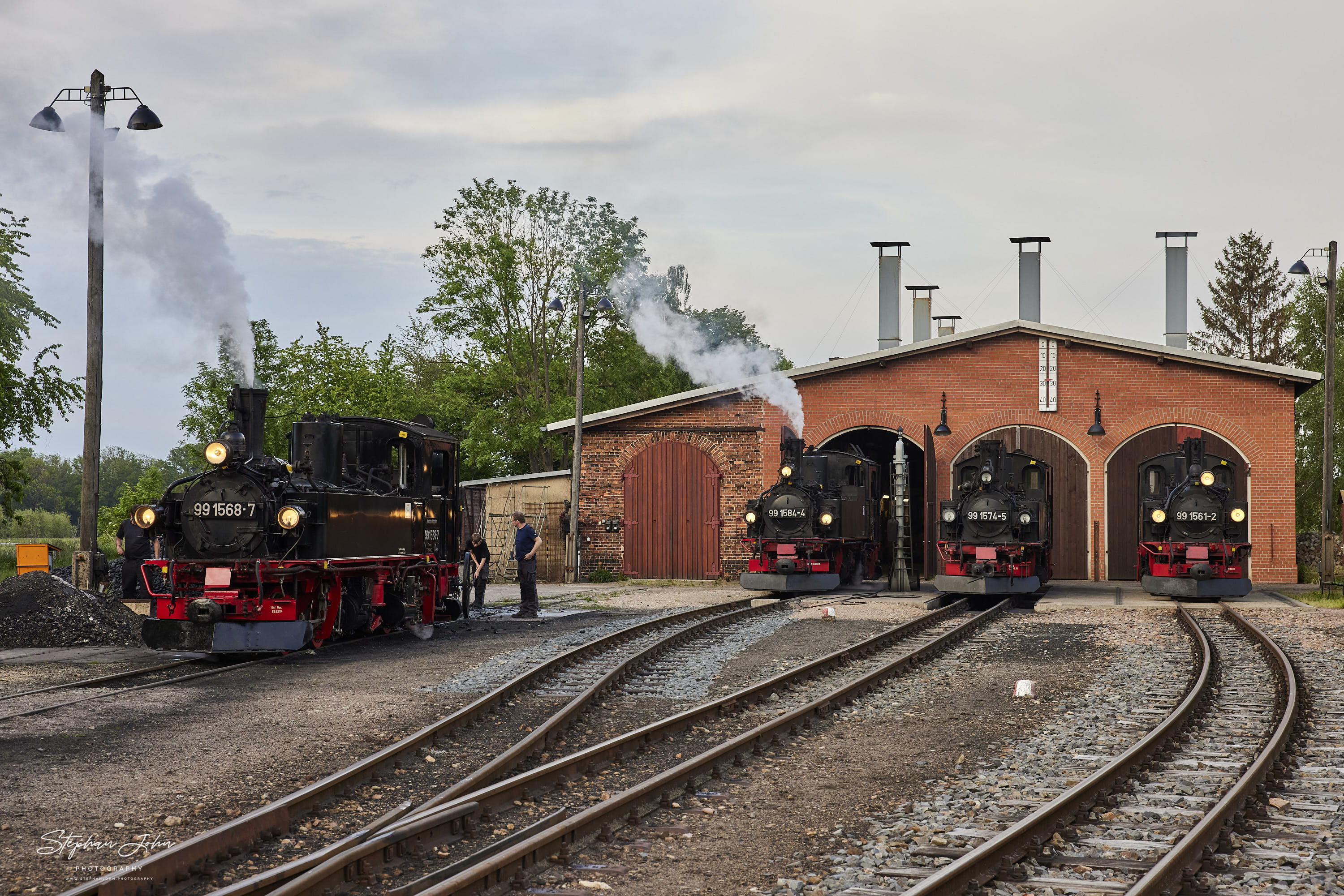 Lokparade mit der Lok 99 1584-4, Lok 99 1568-7 von der Preßnitztalbahn, Lok 99 1574-5 und Lok 99 1561-2 vor dem Lokschuppen in Mügeln