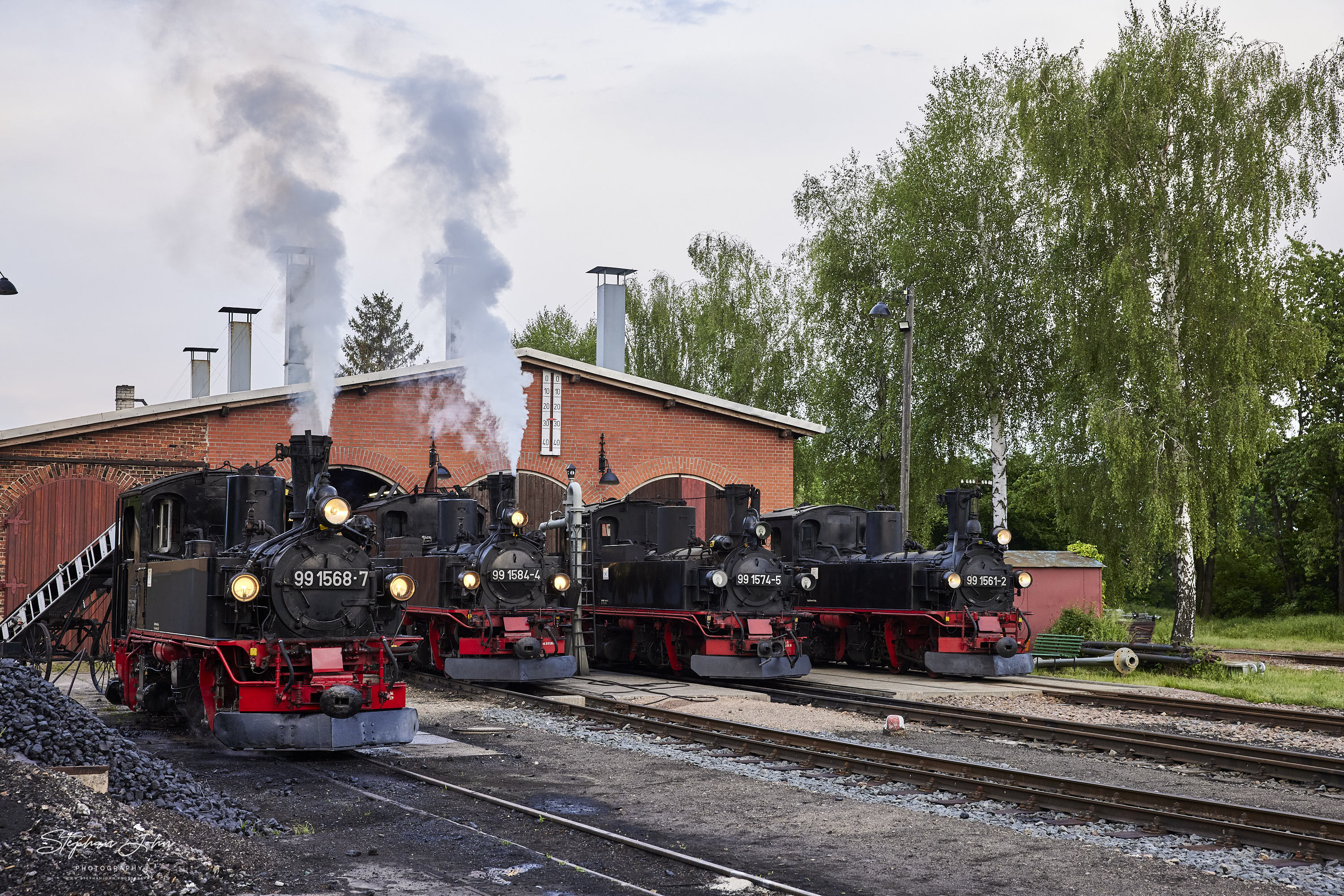 Lokparade mit der Lok 99 1584-4, Lok 99 1568-7 von der Preßnitztalbahn, Lok 99 1574-5 und Lok 99 1561-2 vor dem Lokschuppen in Mügeln