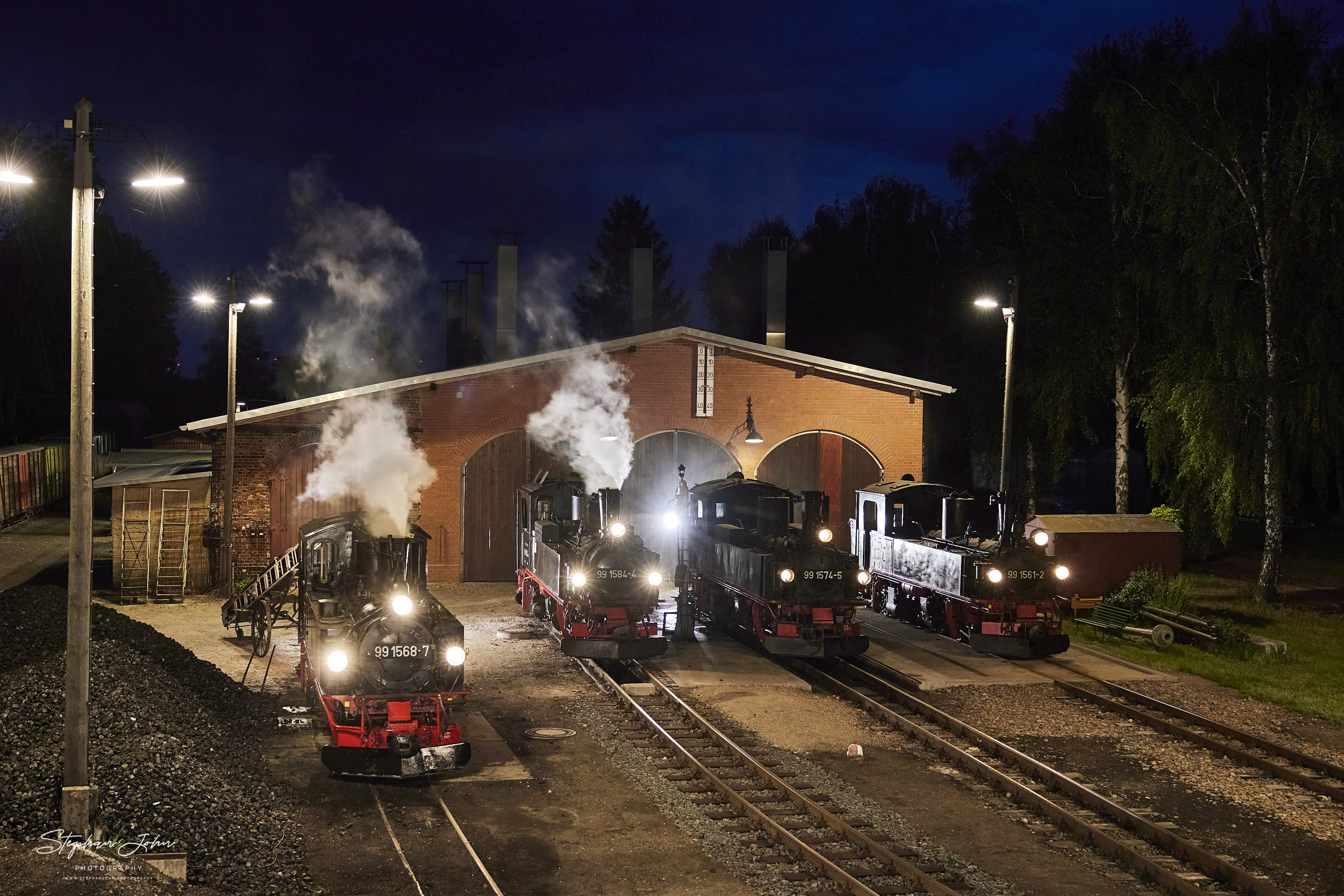 Lokparade mit der Lok 99 1584-4, Lok 99 1568-7 von der Preßnitztalbahn, Lok 99 1574-5 und Lok 99 1561-2 vor dem Lokschuppen in Mügeln