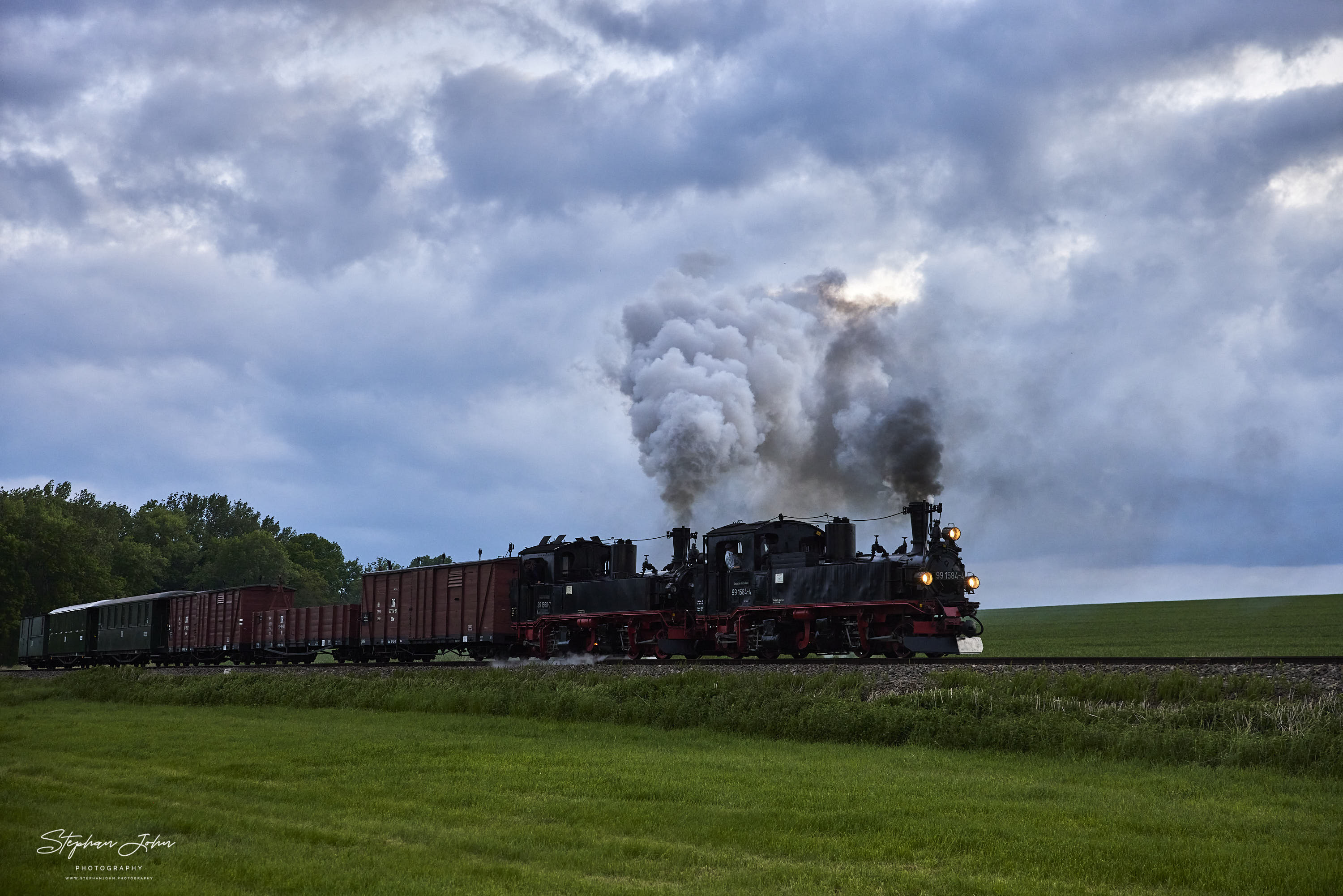 Der erste GmP des Tages mit Lok 99 1568-7 und Vorspannlok 99 1584-4 auf dem Weg nach Mügeln kurz vor Naundorf