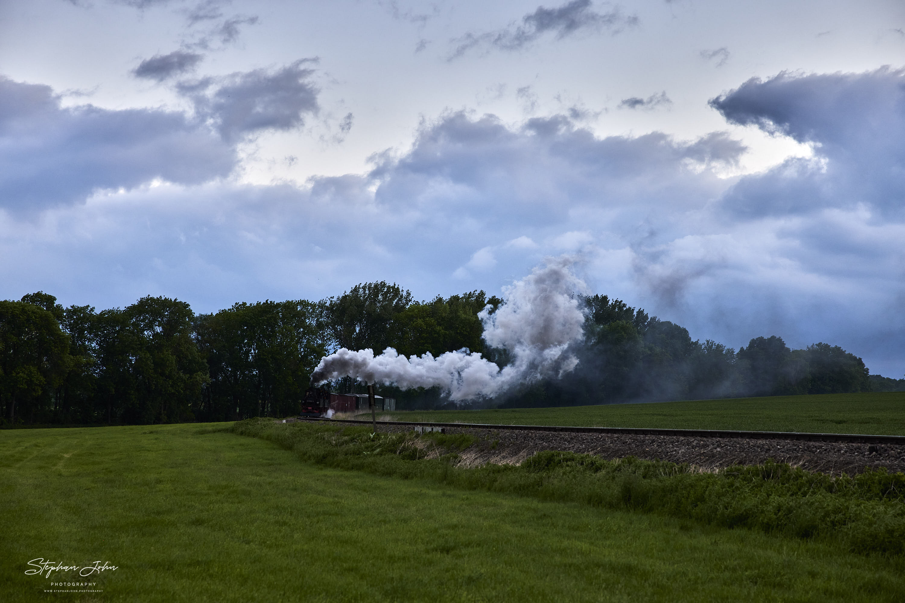 Der erste GmP des Tages mit Lok 99 1568-7 und Vorspannlok 99 1584-4 auf dem Weg nach Mügeln kurz vor Naundorf