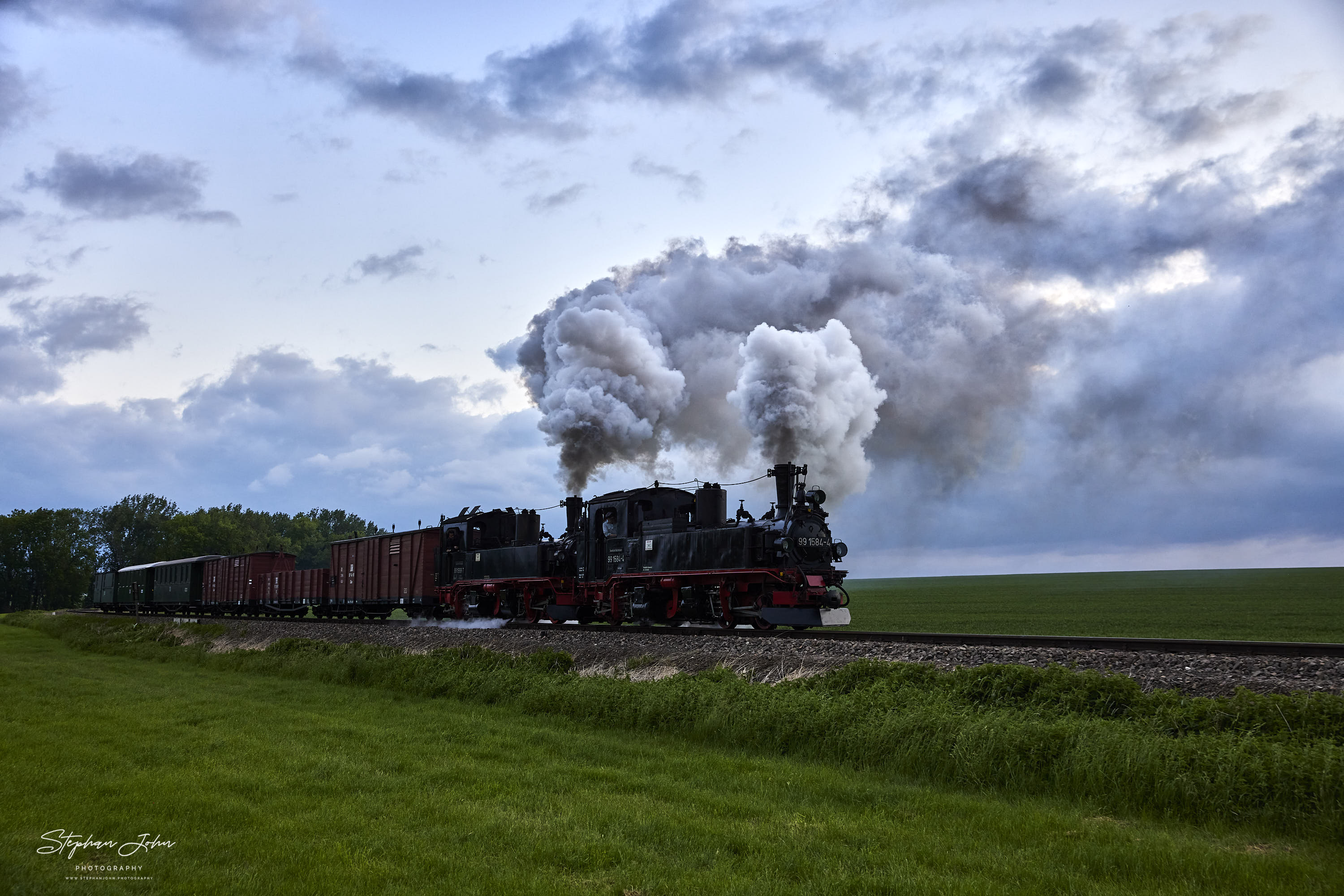 Der erste GmP des Tages mit Lok 99 1568-7 und Vorspannlok 99 1584-4 auf dem Weg nach Mügeln kurz vor Naundorf