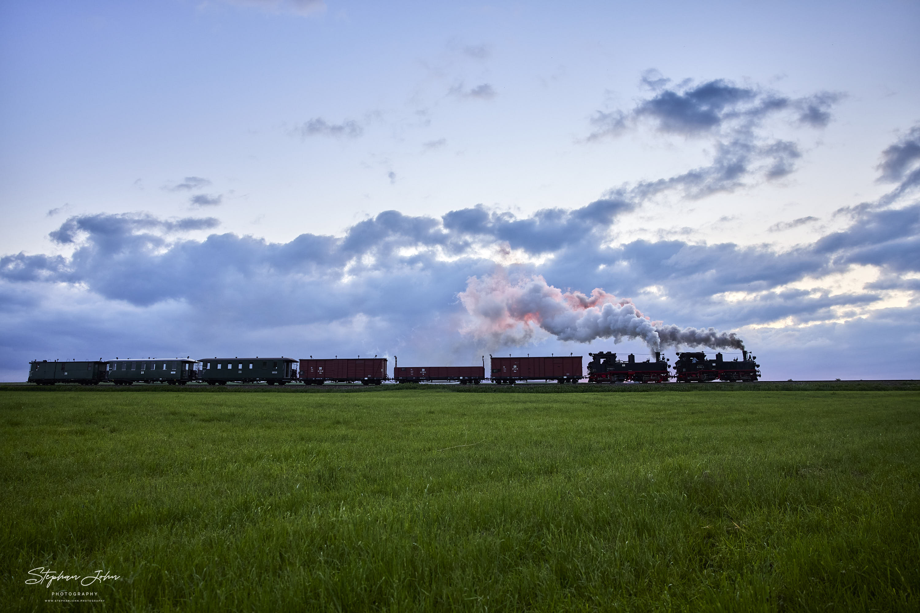 Der erste GmP des Tages mit Lok 99 1568-7 und Vorspannlok 99 1584-4 auf dem Weg nach Mügeln kurz vor Naundorf