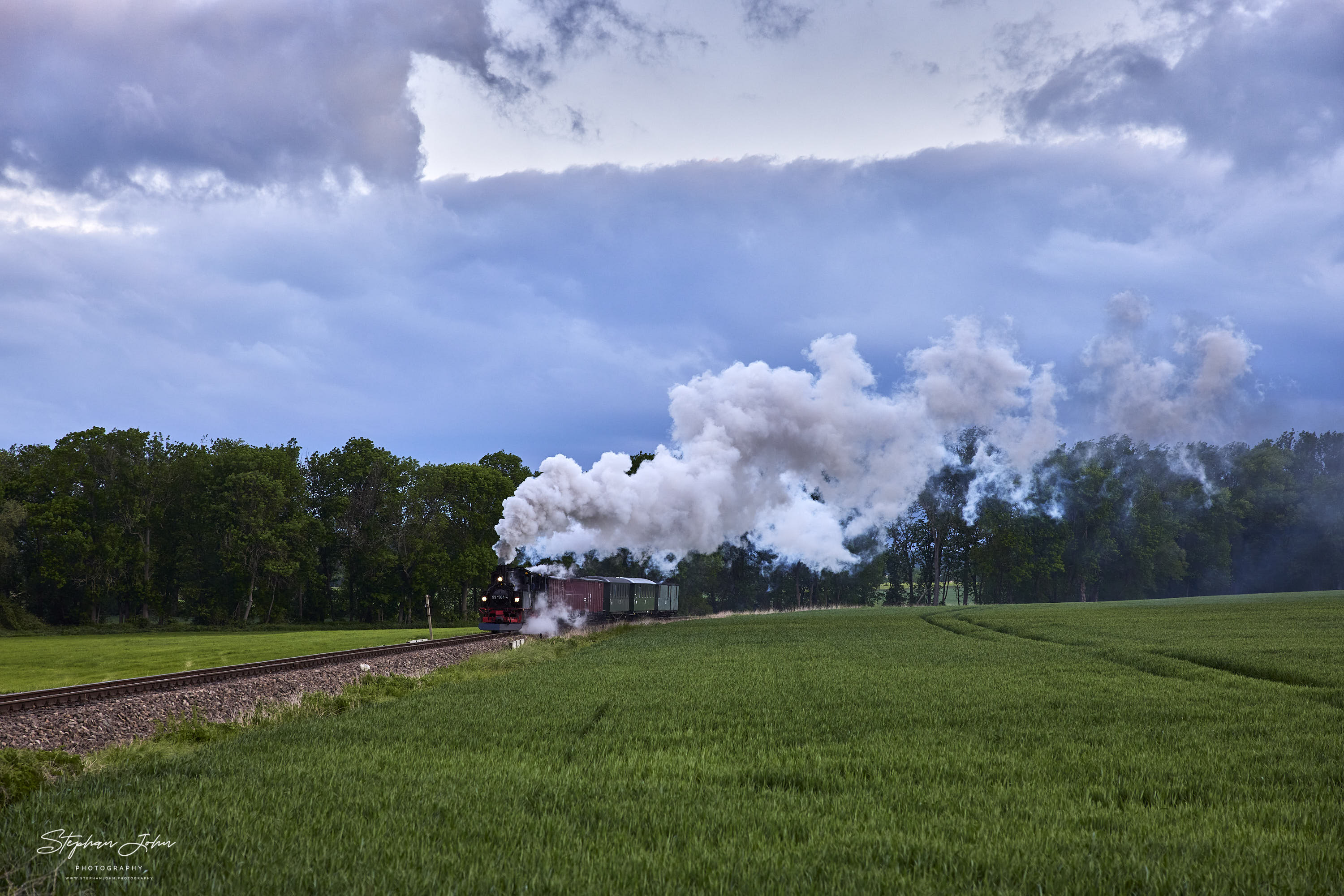 Der erste GmP des Tages mit Lok 99 1568-7 und Vorspannlok 99 1584-4 auf dem Weg nach Mügeln kurz vor Naundorf