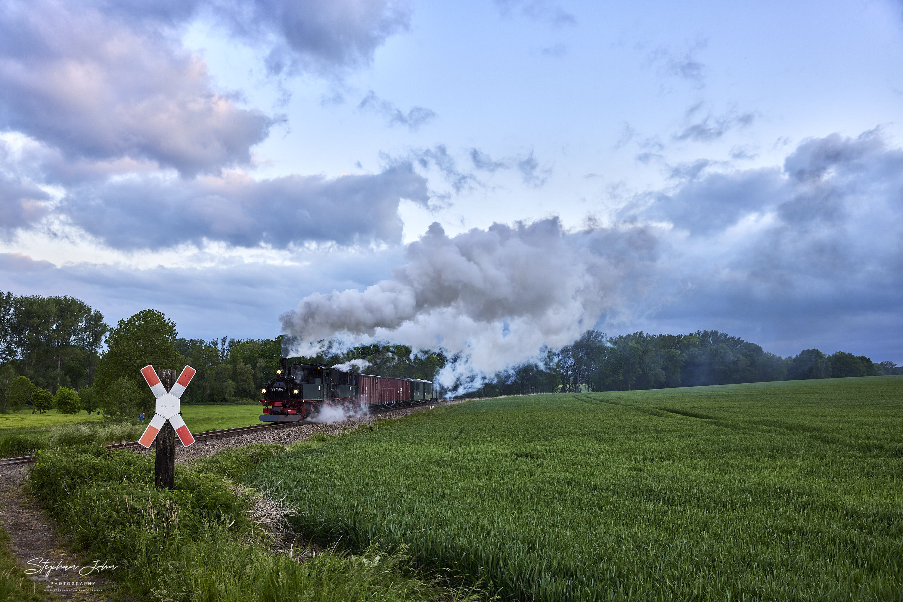 Der erste GmP des Tages mit Lok 99 1568-7 und Vorspannlok 99 1584-4 auf dem Weg nach Mügeln kurz vor Naundorf