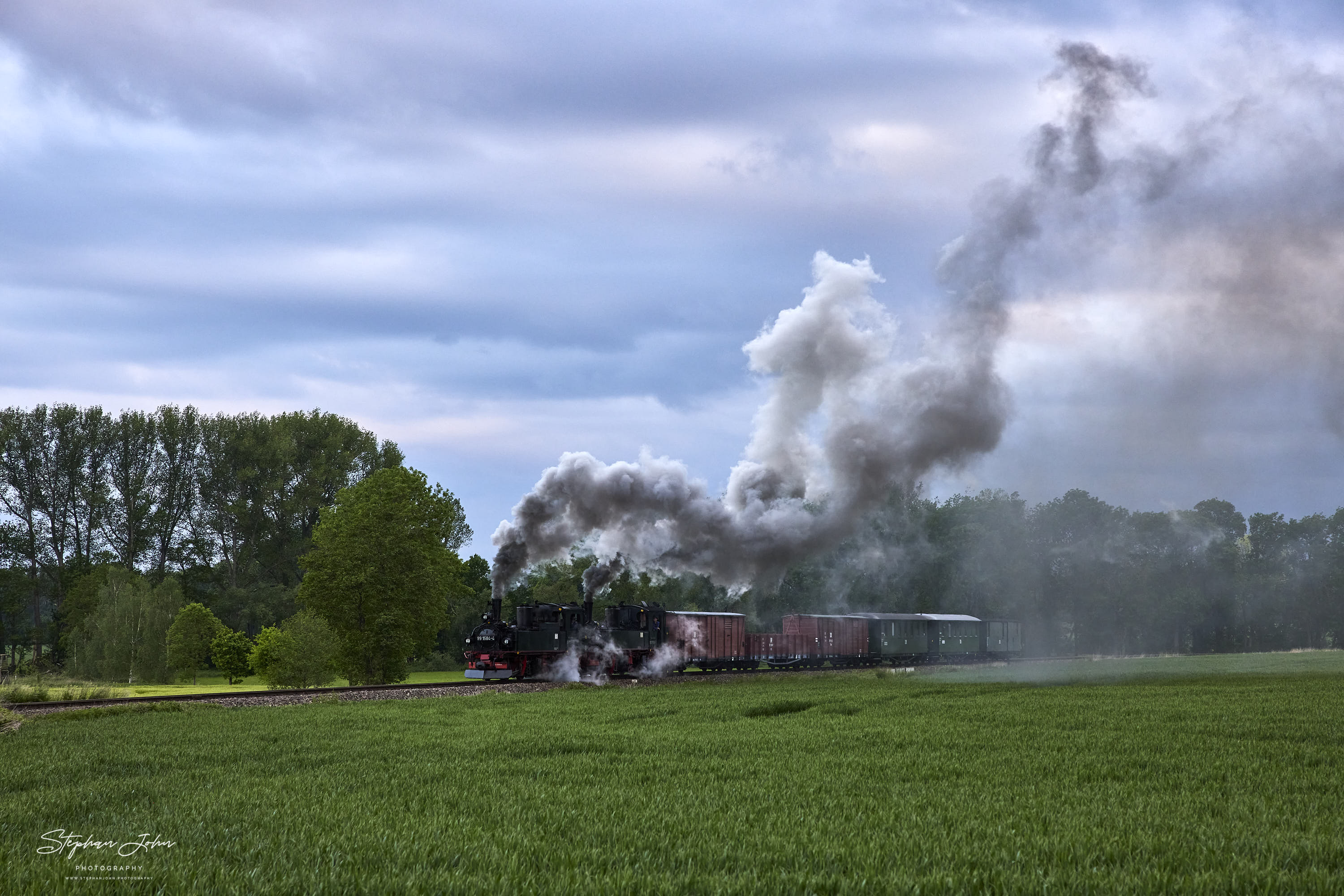 Der erste GmP des Tages mit Lok 99 1568-7 und Vorspannlok 99 1584-4 auf dem Weg nach Mügeln kurz vor Naundorf