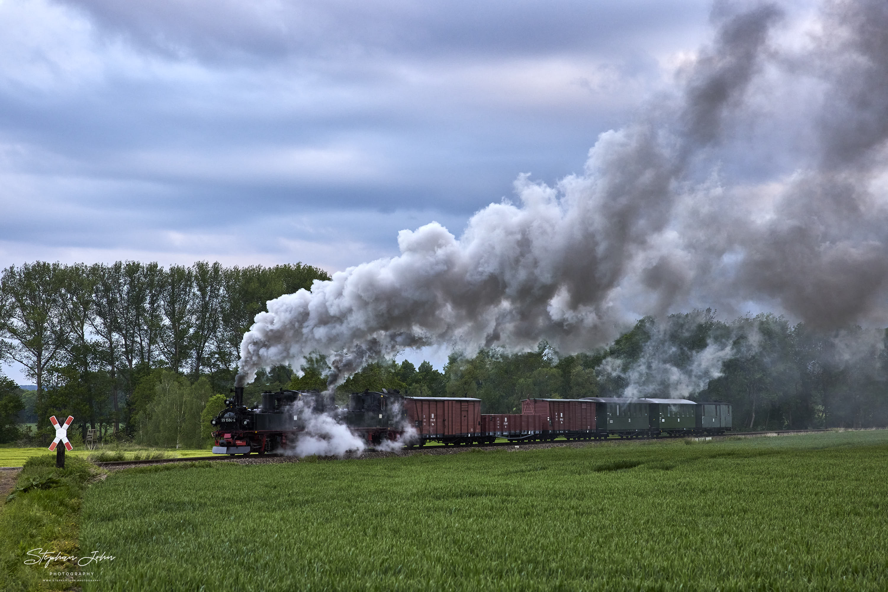 Der erste GmP des Tages mit Lok 99 1568-7 und Vorspannlok 99 1584-4 auf dem Weg nach Mügeln kurz vor Naundorf