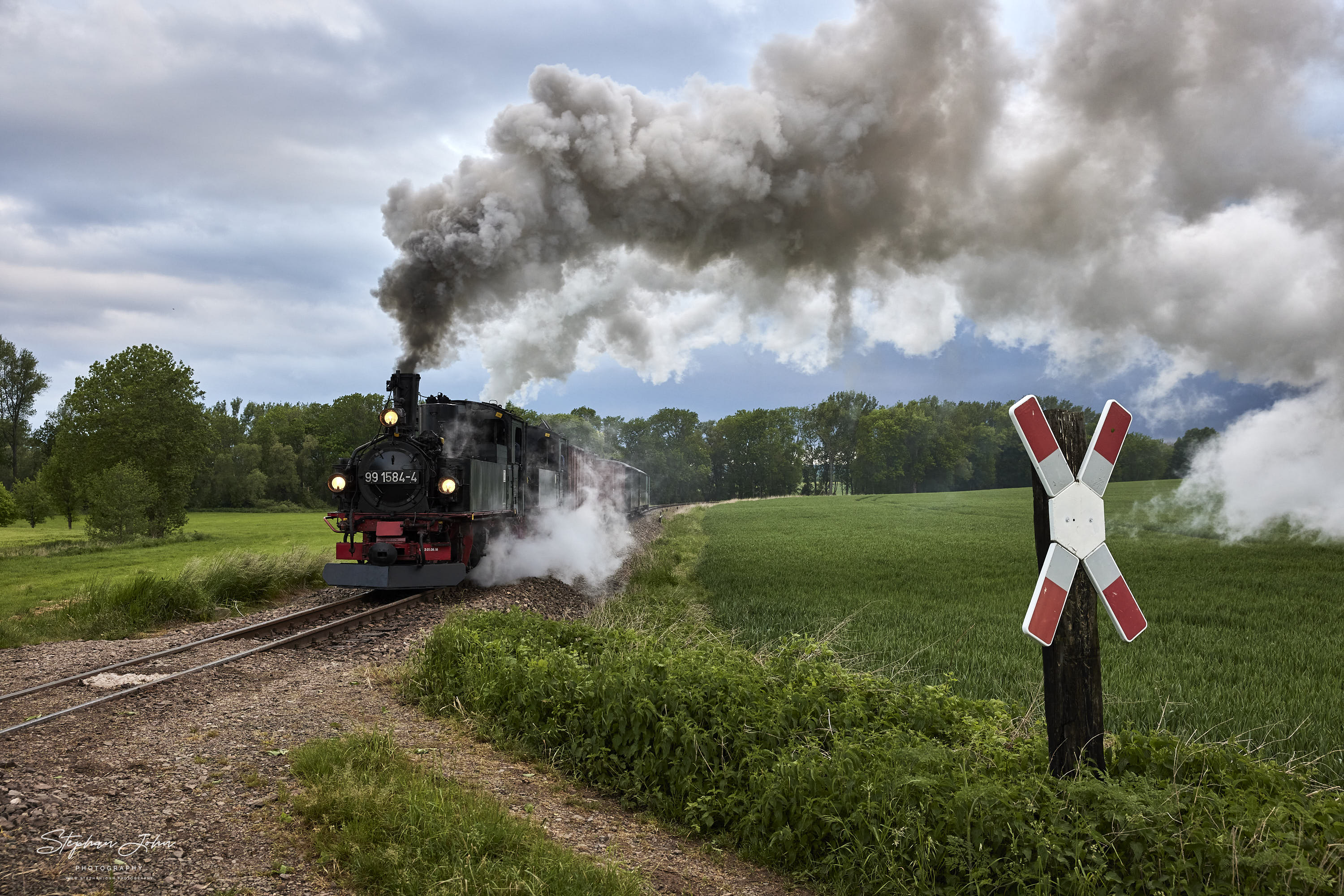 Der erste GmP des Tages mit Lok 99 1568-7 und Vorspannlok 99 1584-4 auf dem Weg nach Mügeln kurz vor Naundorf