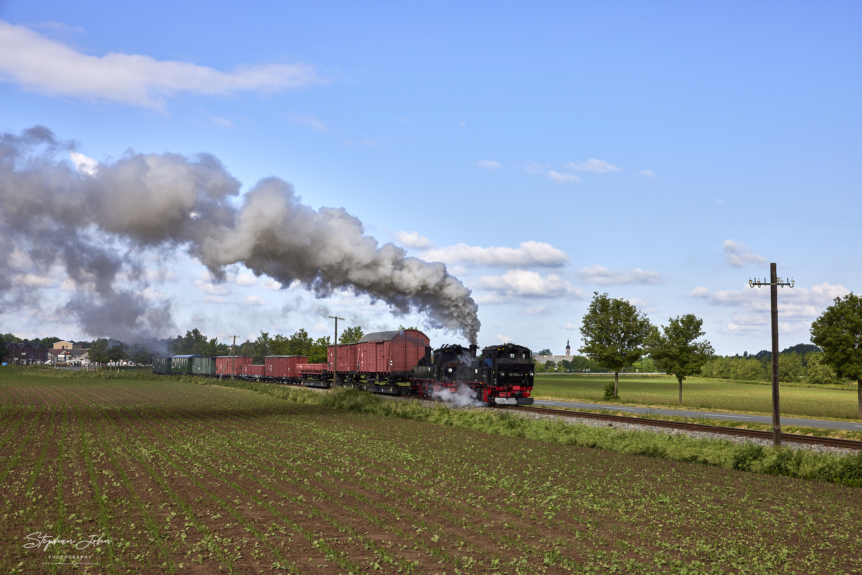 Ein GmP von Mügeln dampft mit Lok 991568-7 und Vorspannlok 99 1584-4 in Richtung Oschatz