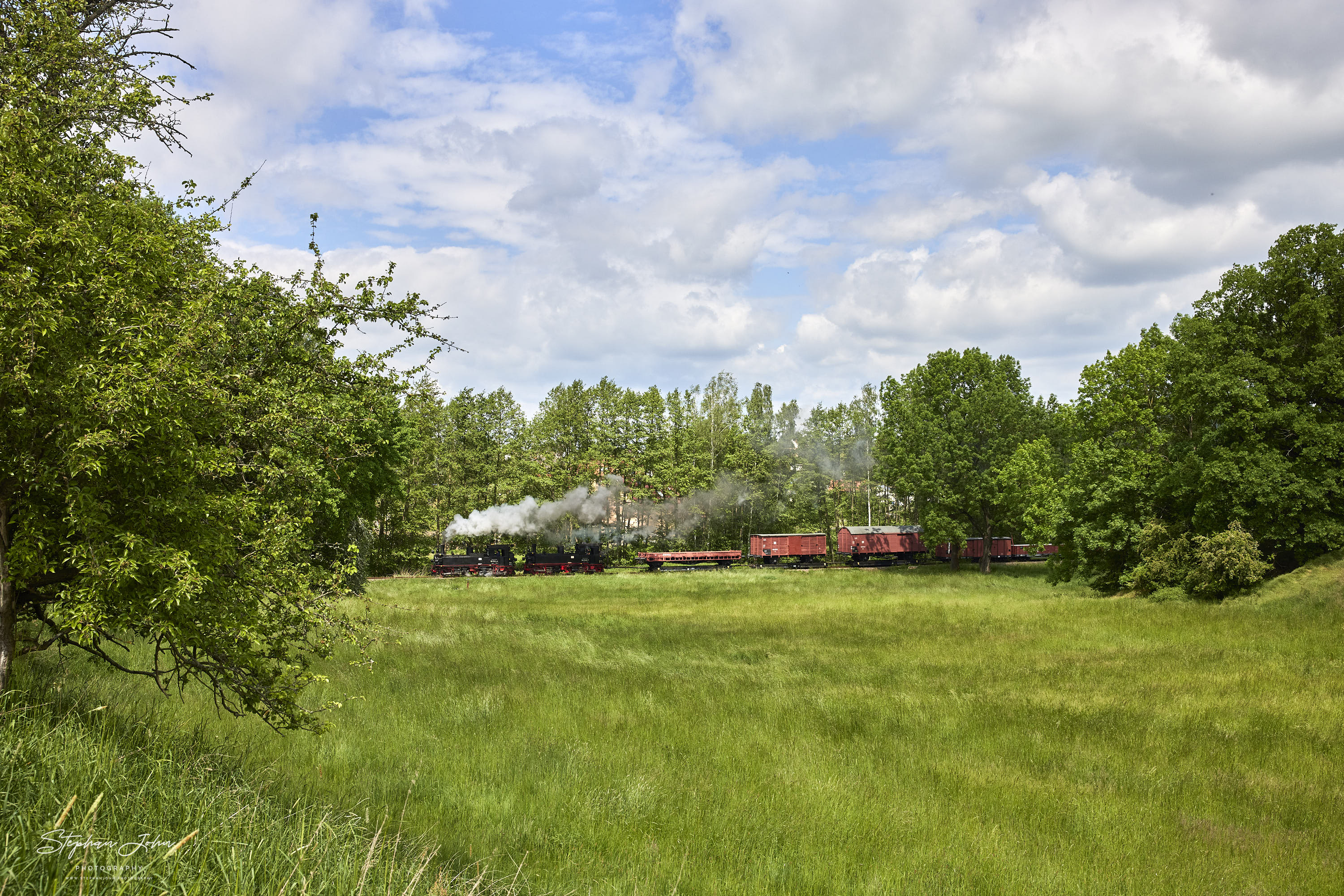 Ein GmP mit Lok 99 1568-7 und Vorspannlok 99 1584-4 dampft in Richtung Mügeln