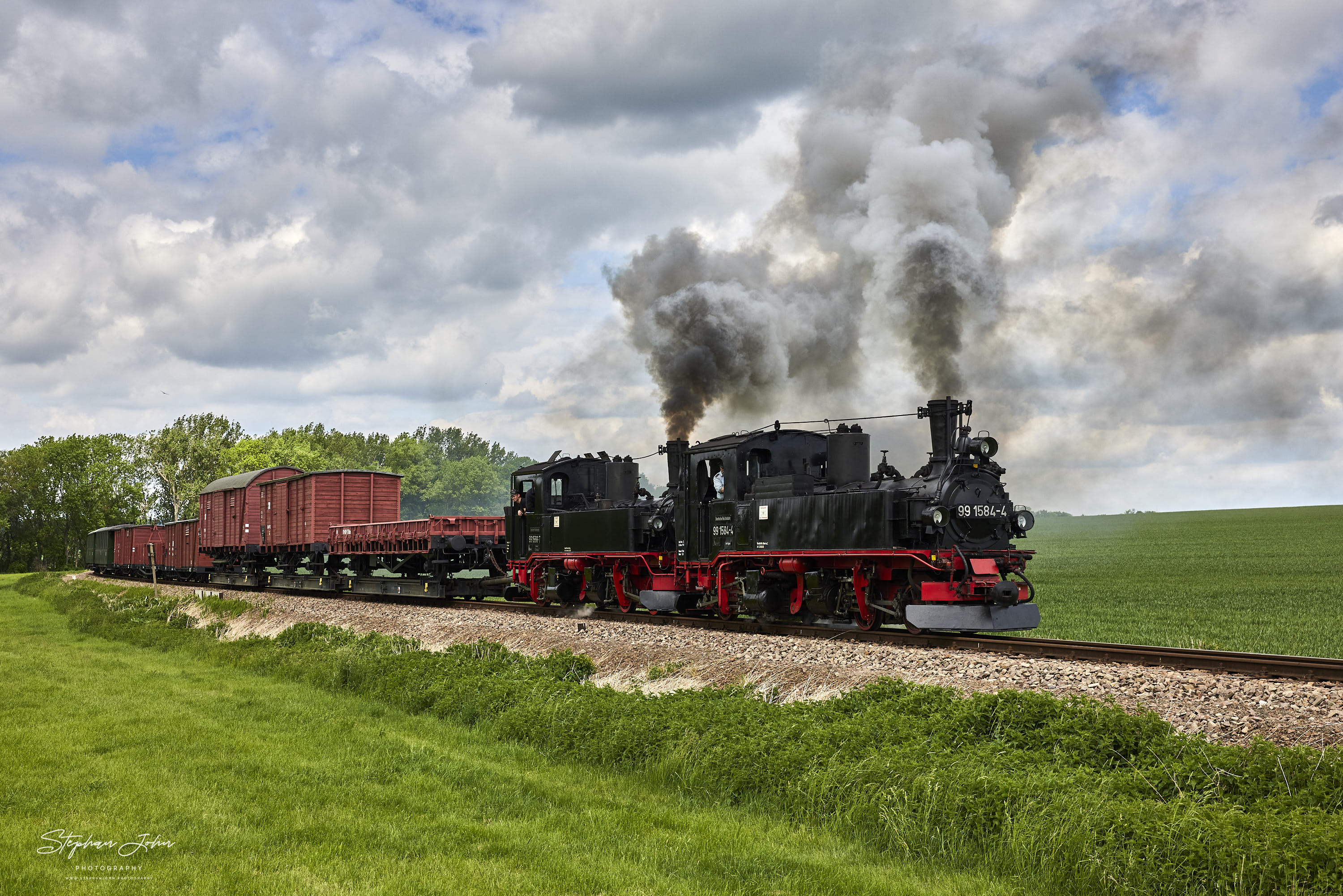 Ein GmP mit Lok 99 1568-7 und Vorspannlok 99 1584-4 dampft in Richtung Mügeln und erreicht gleich Naundorf