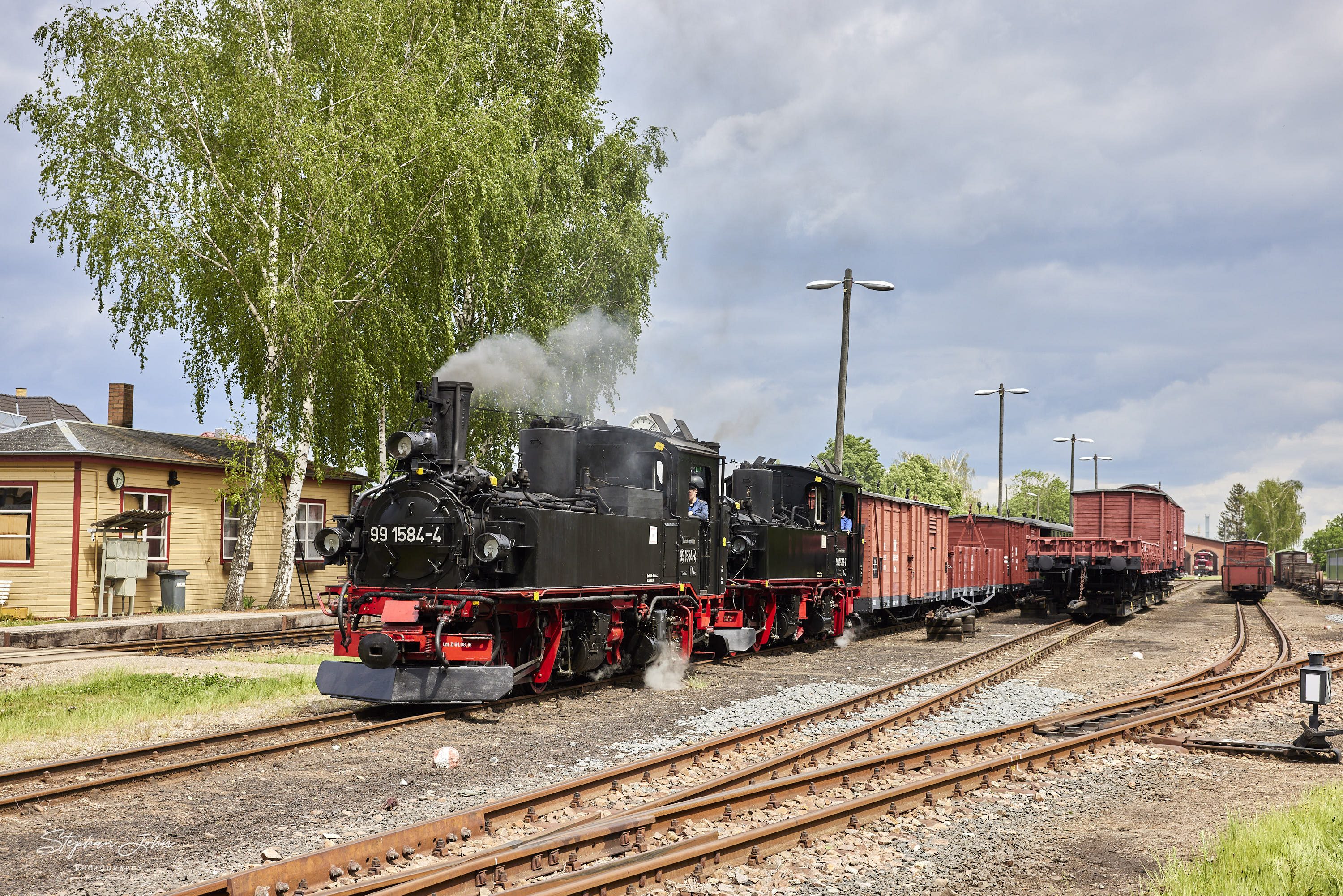 Ausfahrt eines GmP mit Lok 991568-7 und Vorspannlok 99 1584-4 aus Mügeln in Richtung Glossen