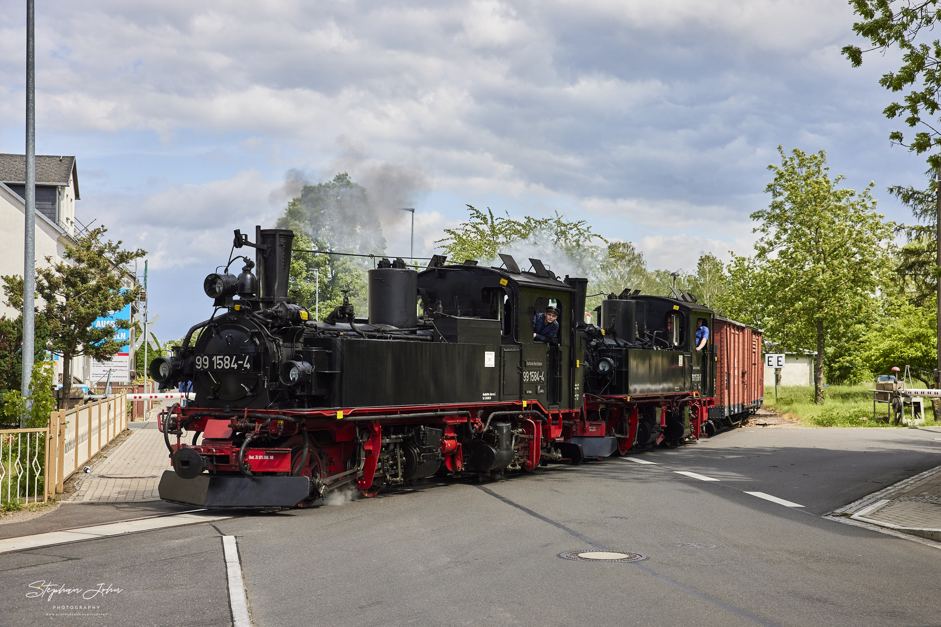 Ausfahrt eines GmP mit Lok 991568-7 und Vorspannlok 99 1584-4 aus Mügeln in Richtung Glossen