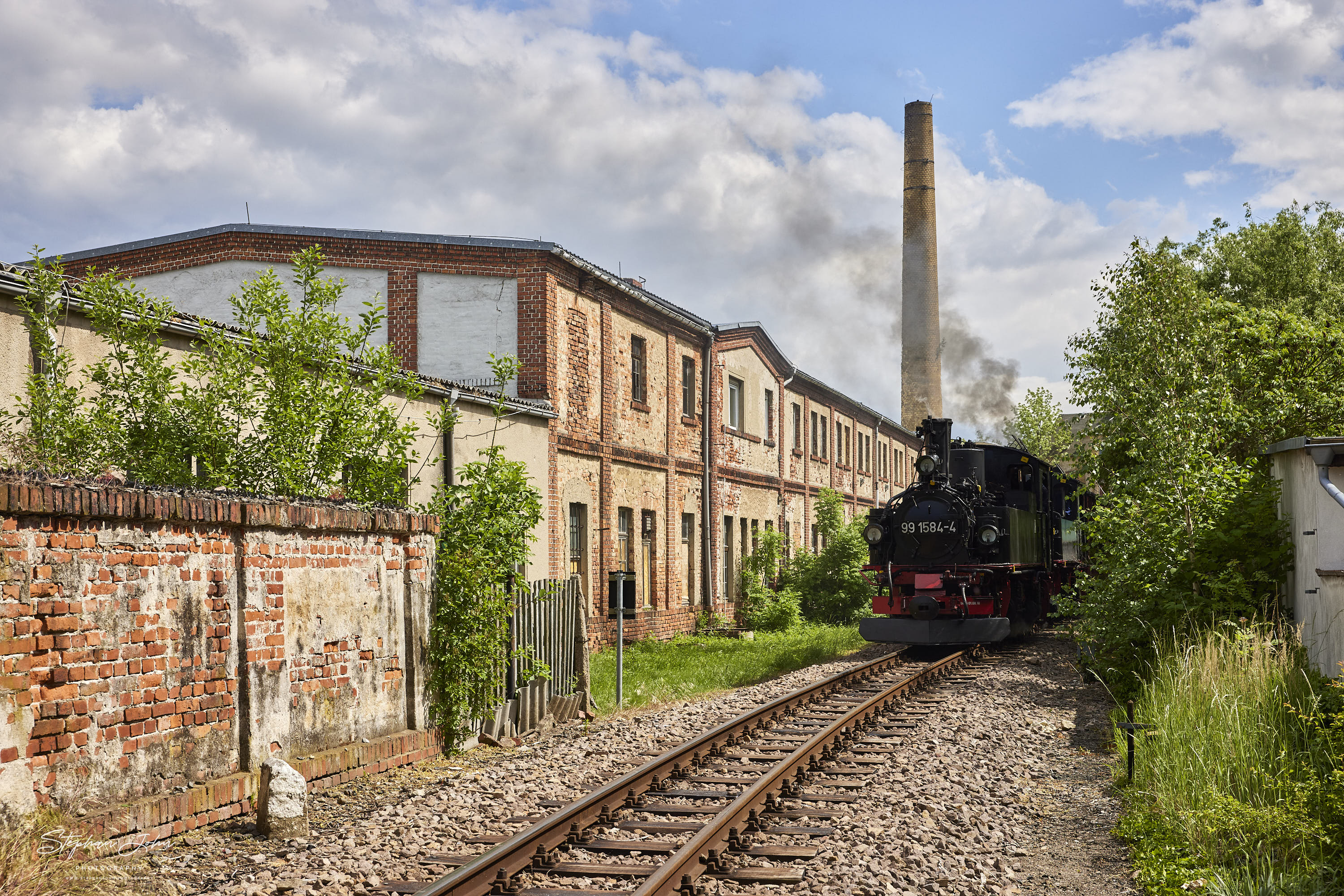 Ausfahrt eines GmP mit Lok 991568-7 und Vorspannlok 99 1584-4 aus Mügeln in Richtung Glossen