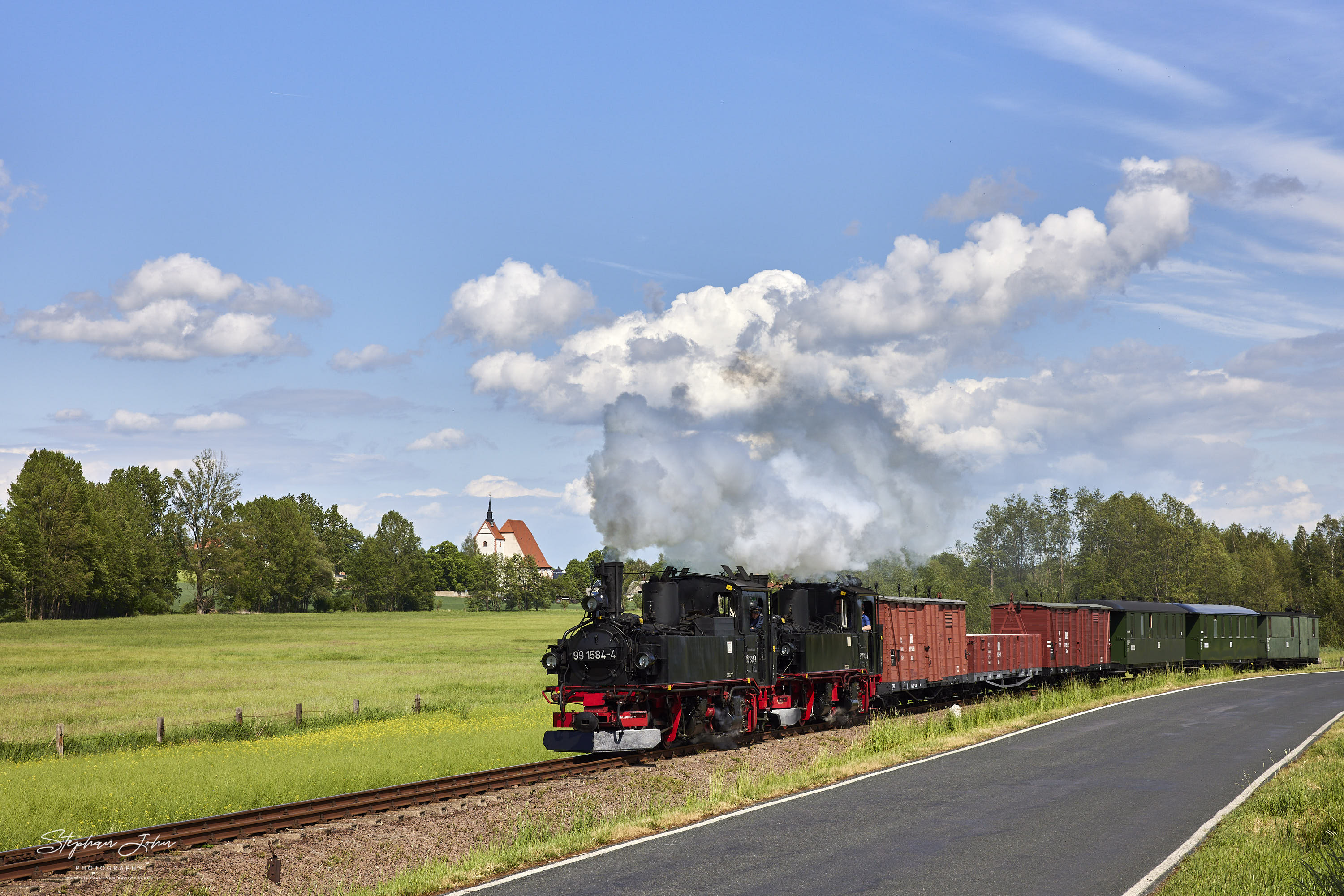 GmP mit Lok 991568-7 und Vorspannlok 99 1584-4 aus Mügeln fährt in Richtung Glossen