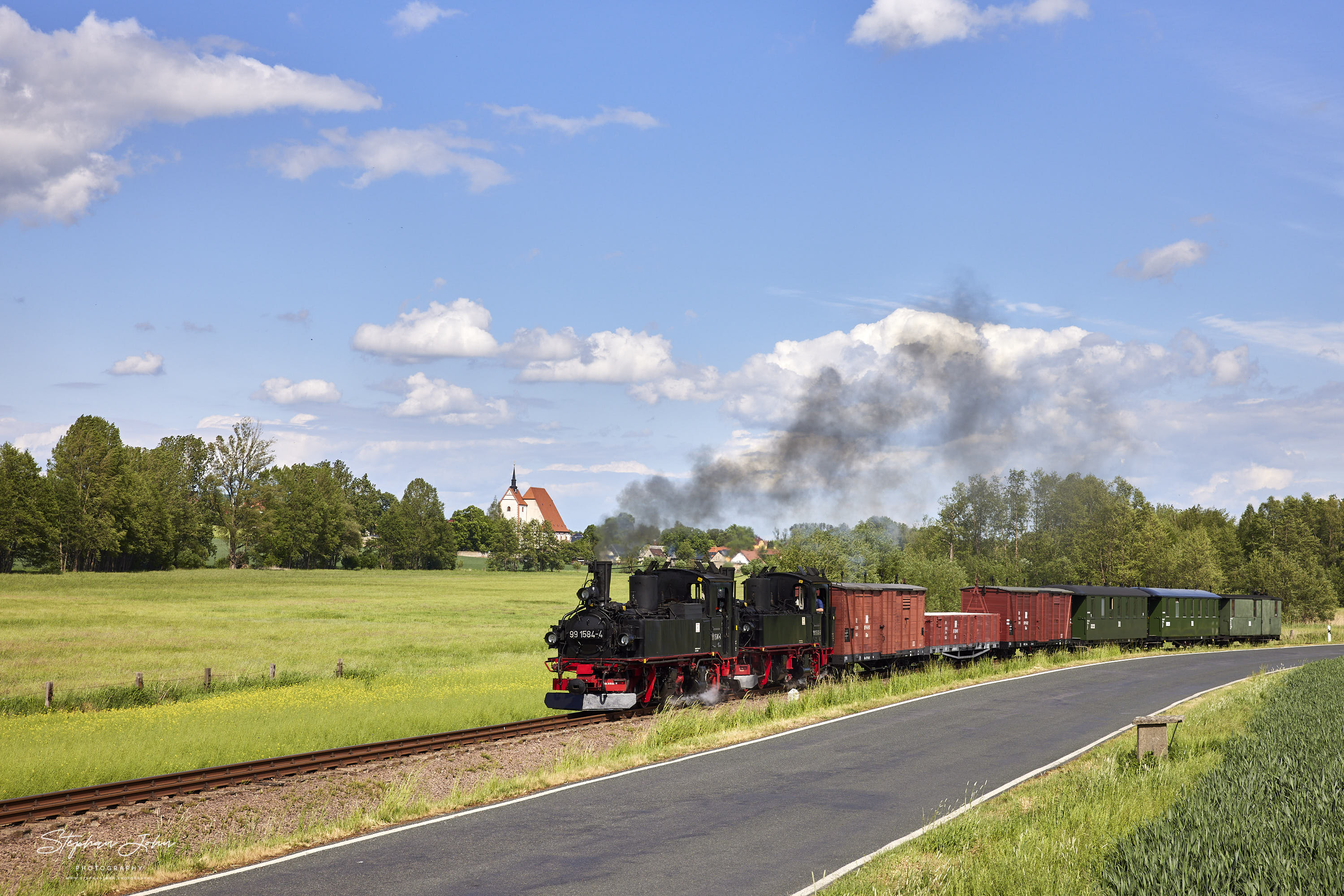 GmP mit Lok 991568-7 und Vorspannlok 99 1584-4 aus Mügeln fährt in Richtung Glossen