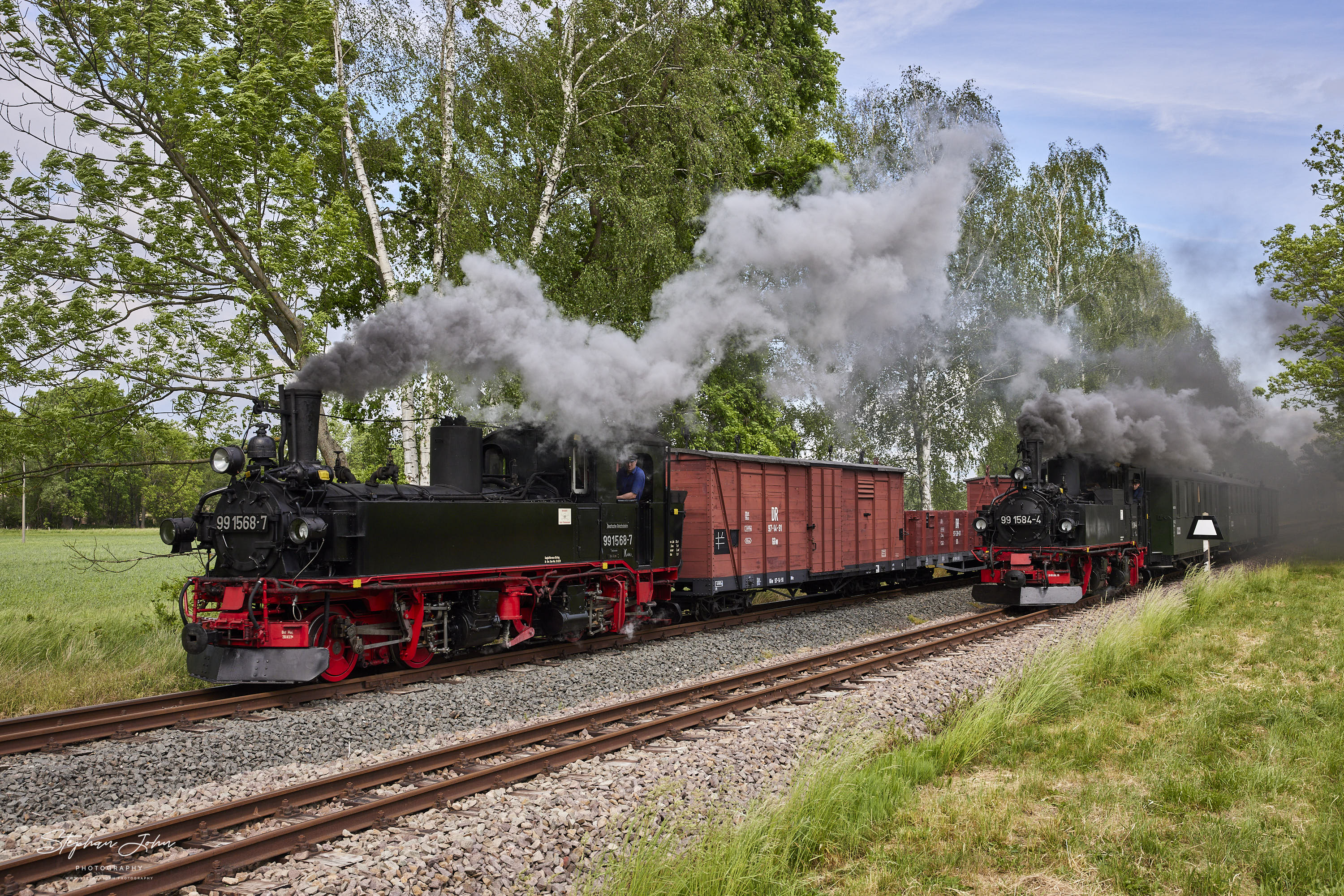 Ausfahrt eines Güterzuges mit Lok 99 1568-7 und eines Personenzuges mit Lok 99 1584-4 aus dem Bahnhof Nebitzschen