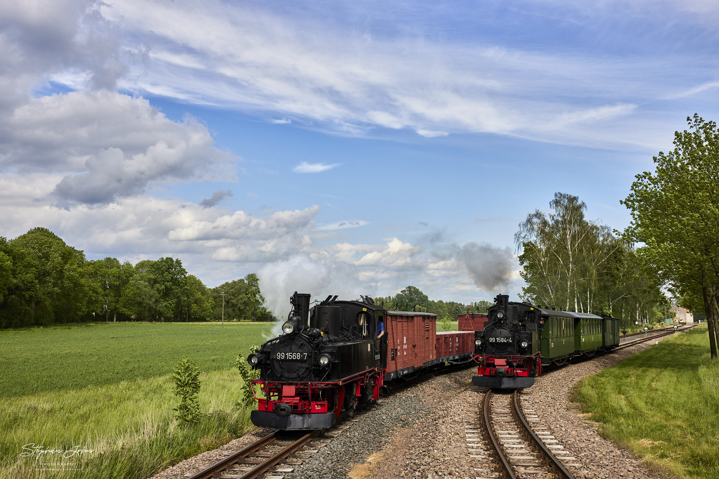 Ausfahrt eines Güterzuges mit Lok 99 1568-7 und eines Personenzuges mit Lok 99 1584-4 aus dem Bahnhof Nebitzschen