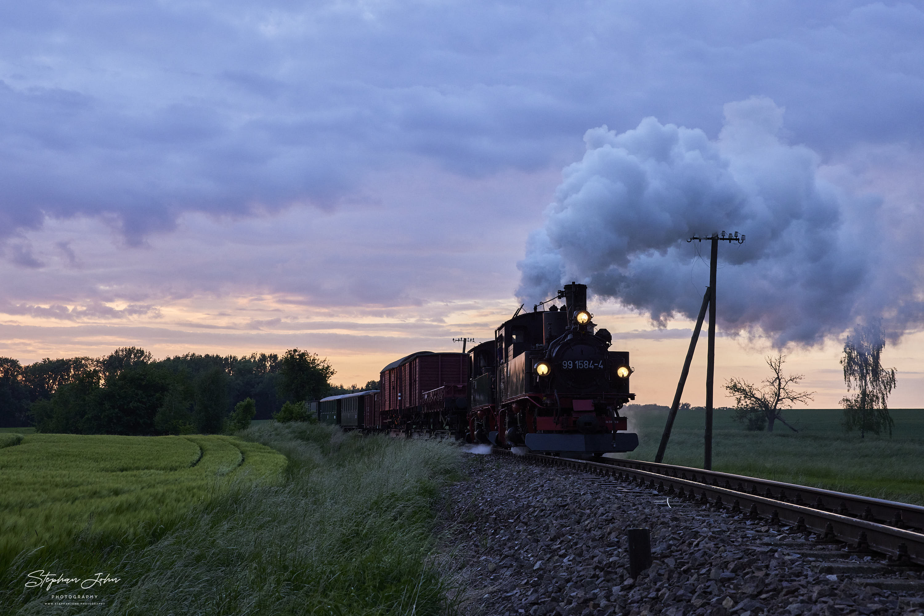 Letzter GmP des Tages mit Lok 99 1568-7 und Vorspannlok 99 1584-4 aus Oschatz nach Mügeln kurz vor Naundorf