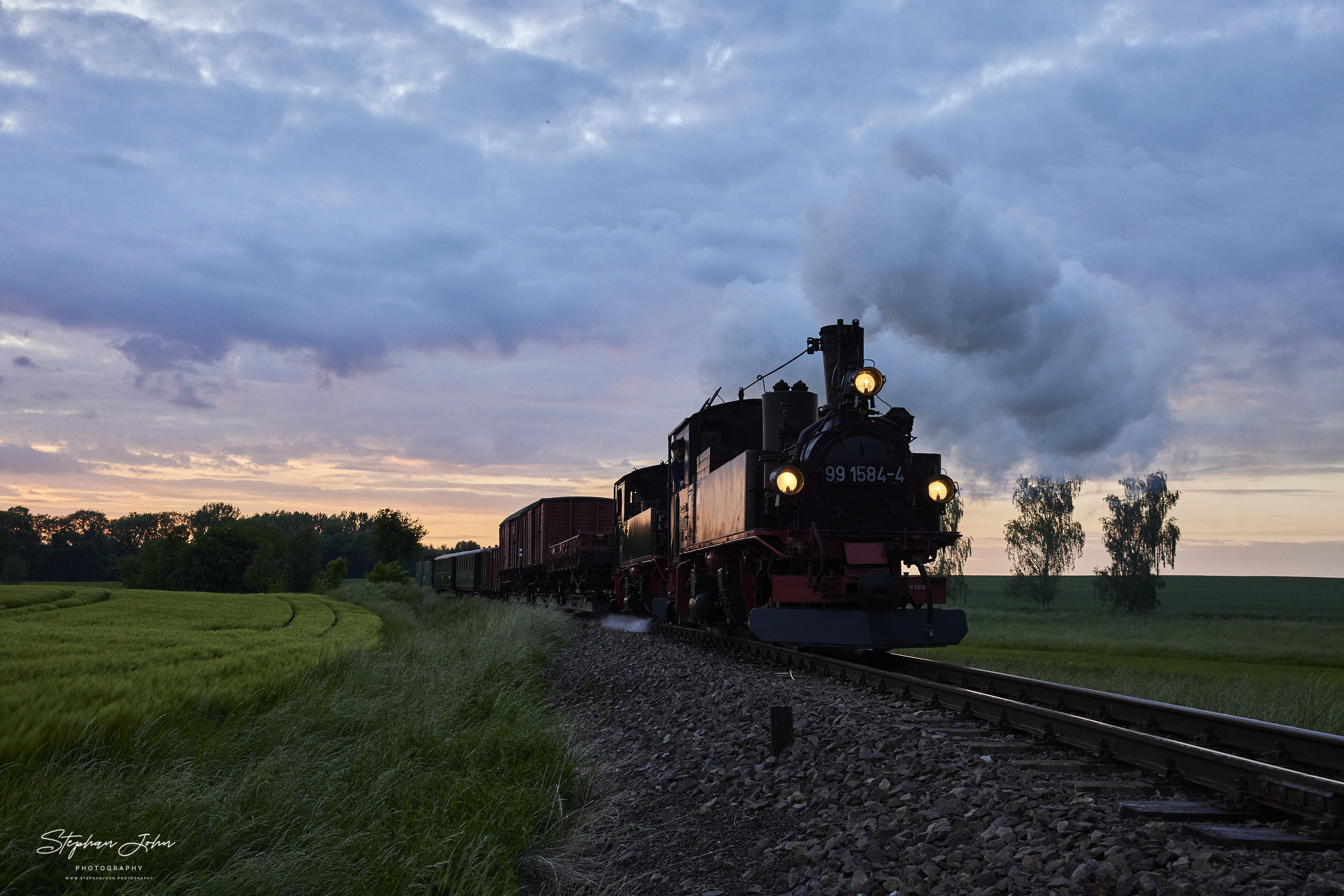 Letzter GmP des Tages mit Lok 99 1568-7 und Vorspannlok 99 1584-4 aus Oschatz nach Mügeln kurz vor Naundorf