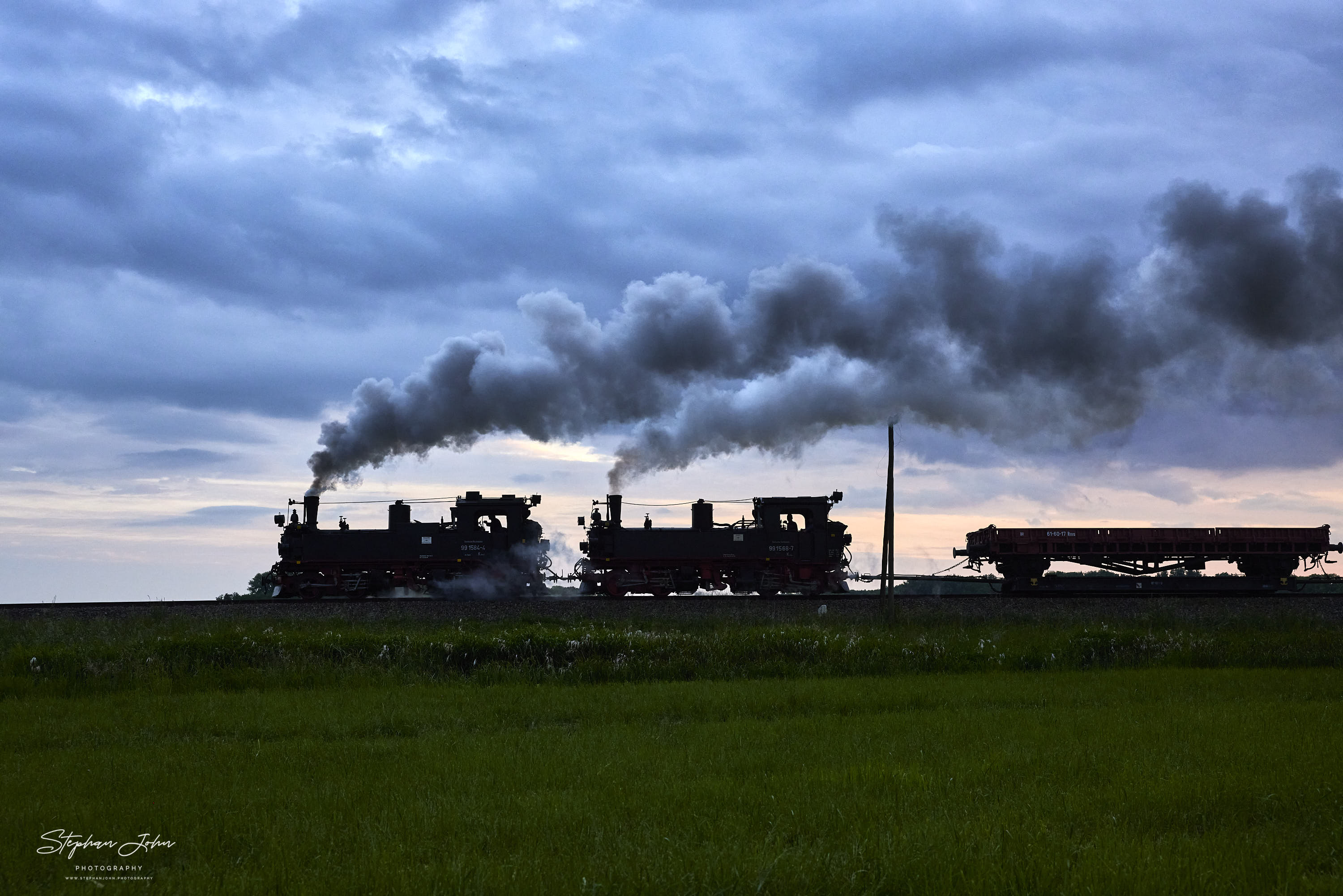 Letzter GmP des Tages mit Lok 99 1568-7 und Vorspannlok 99 1584-4 aus Oschatz nach Mügeln kurz vor Naundorf