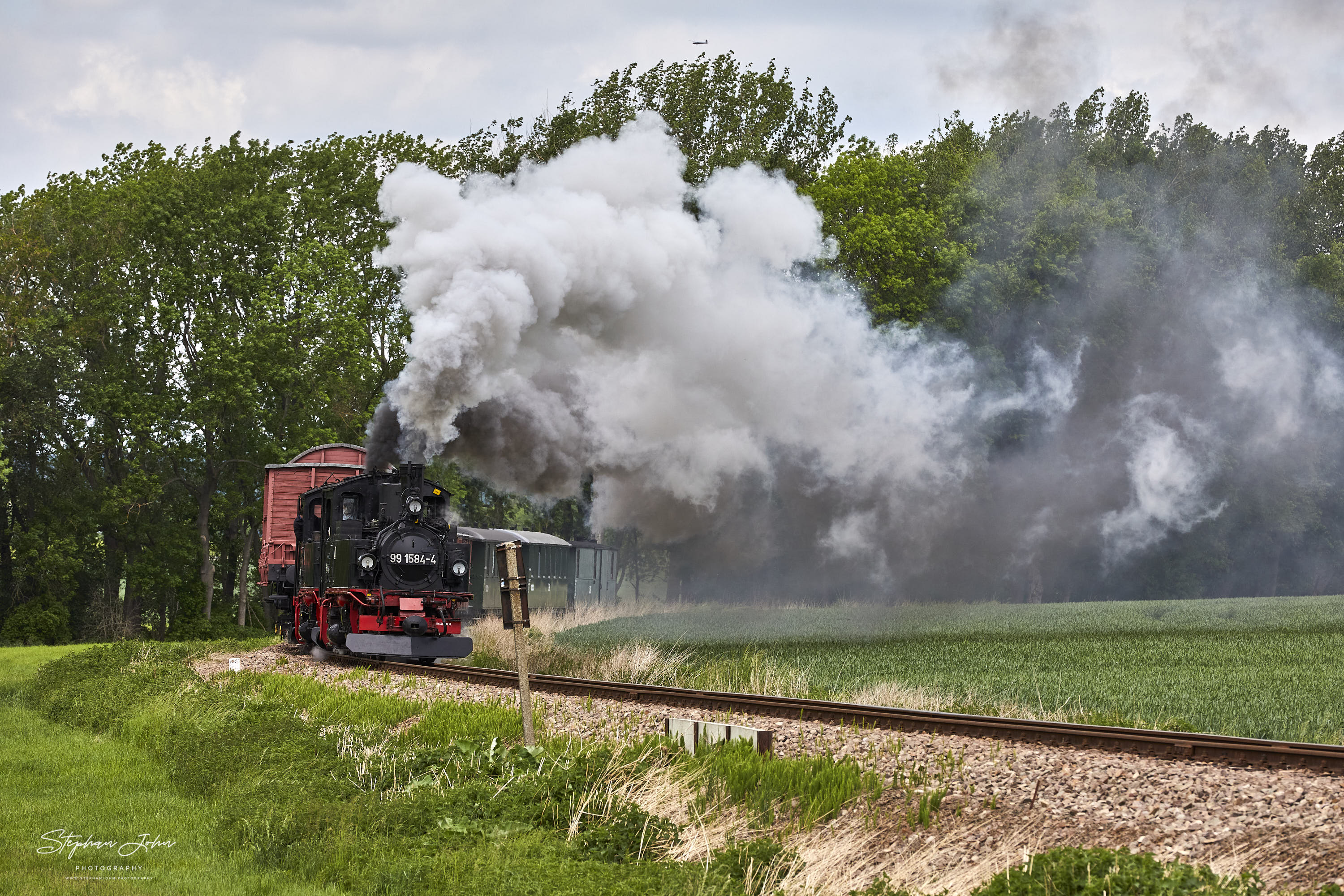 GmP mit Lok 991568-7 und Vorspannlok 99 1584-4 aus Oschatz nach Mügeln kurz vor Naundorf