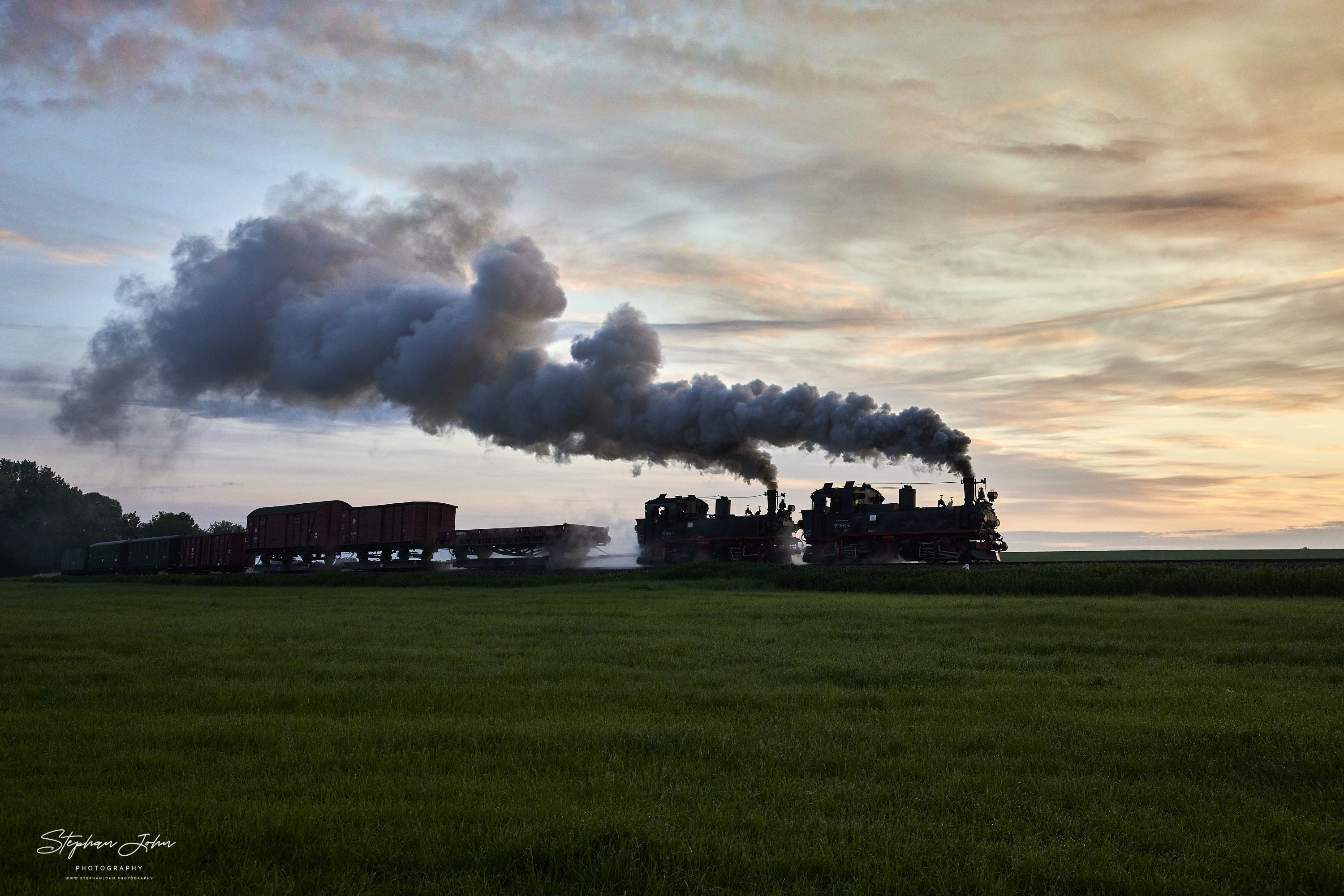 Der erste GmP des Tages mit Lok 99 1568-7 und Vorspannlok 99 1584-4 auf dem Weg nach Mügeln