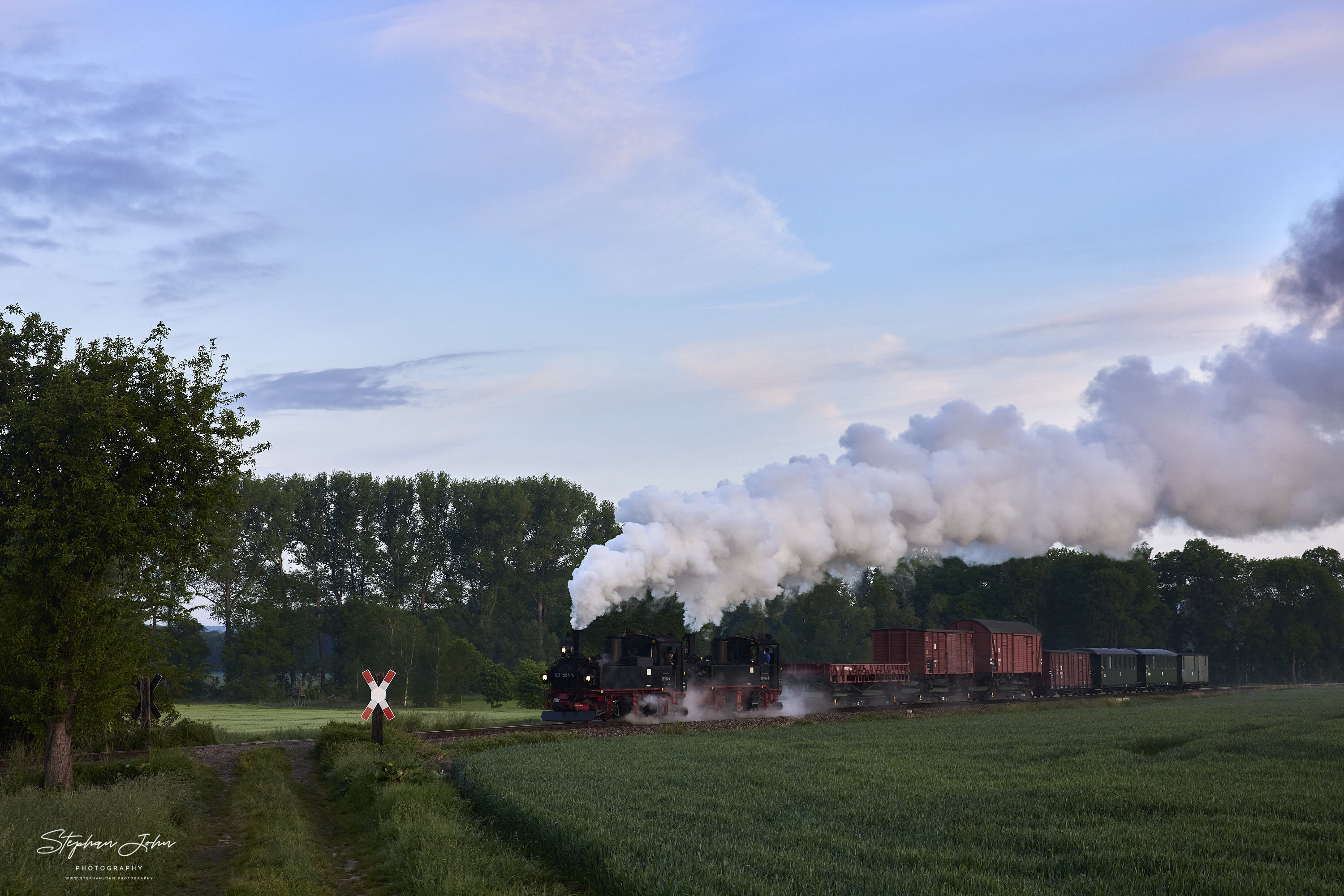 Der erste GmP des Tages mit Lok 99 1568-7 und Vorspannlok 99 1584-4 auf dem Weg nach Mügeln