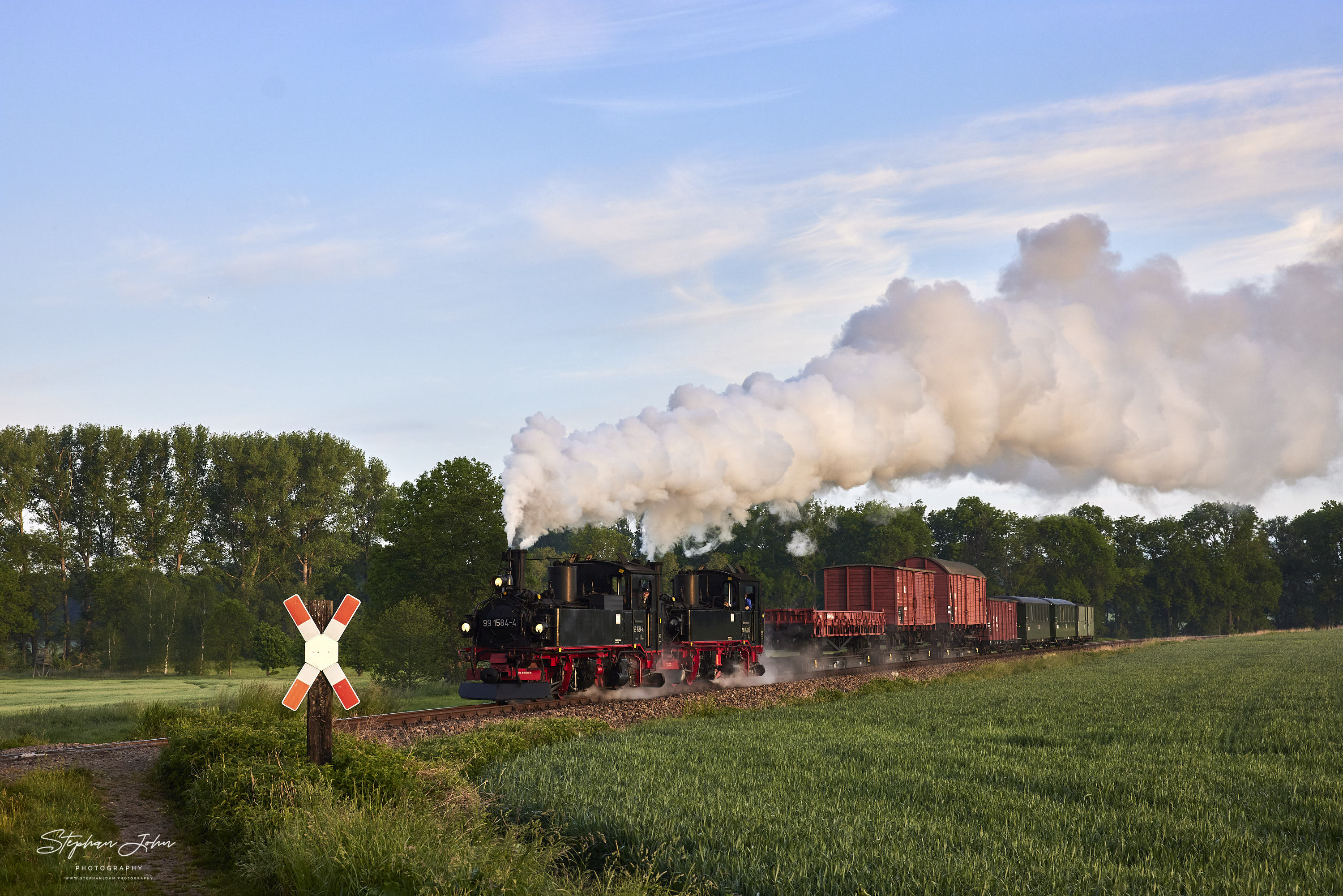 Der erste GmP des Tages mit Lok 99 1568-7 und Vorspannlok 99 1584-4 auf dem Weg nach Mügeln