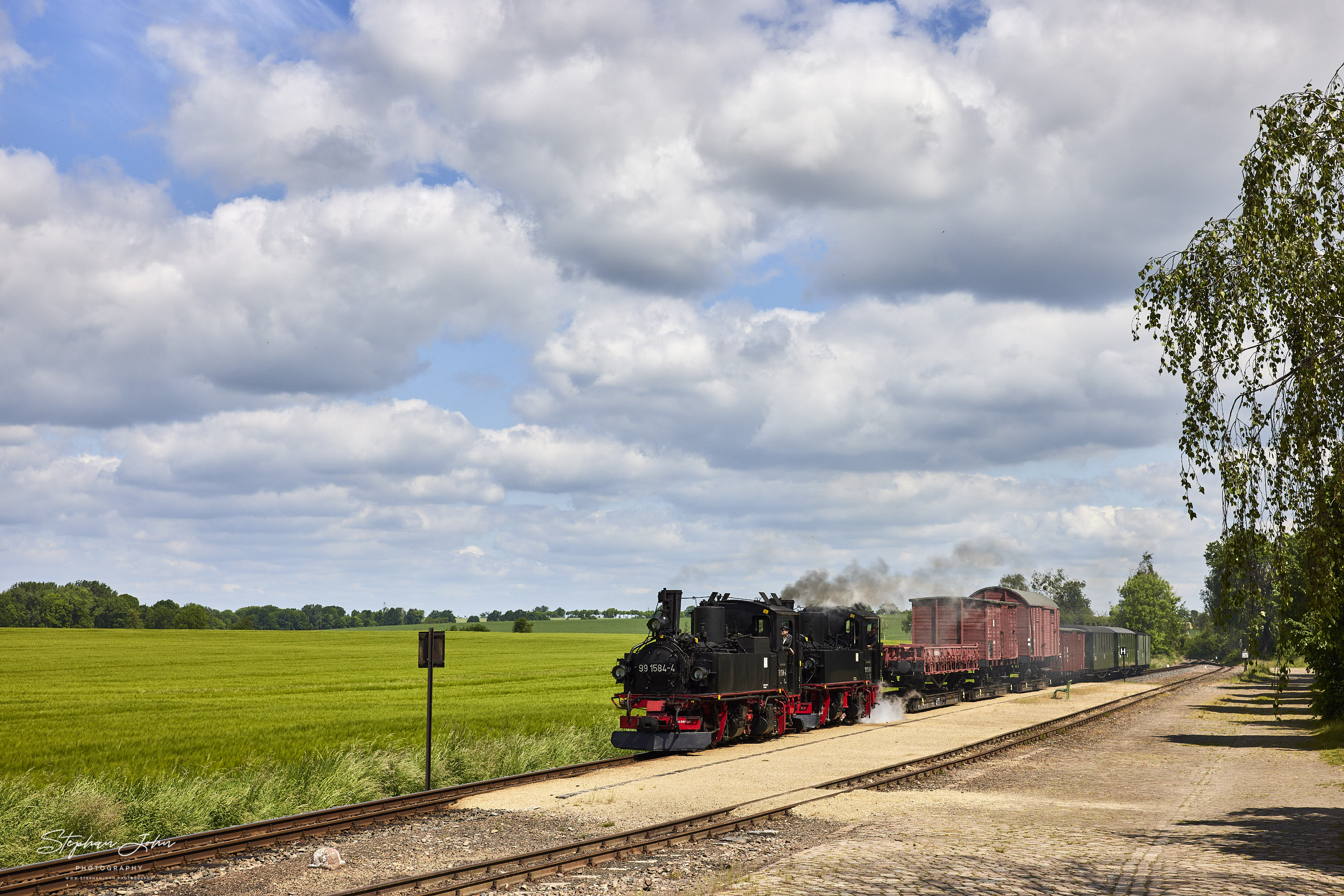 GmP mit Lok 991568-7 und Vorspannlok 99 1584-4 aus Oschatz nach Mügeln erreicht den Bahnhof Naundorf