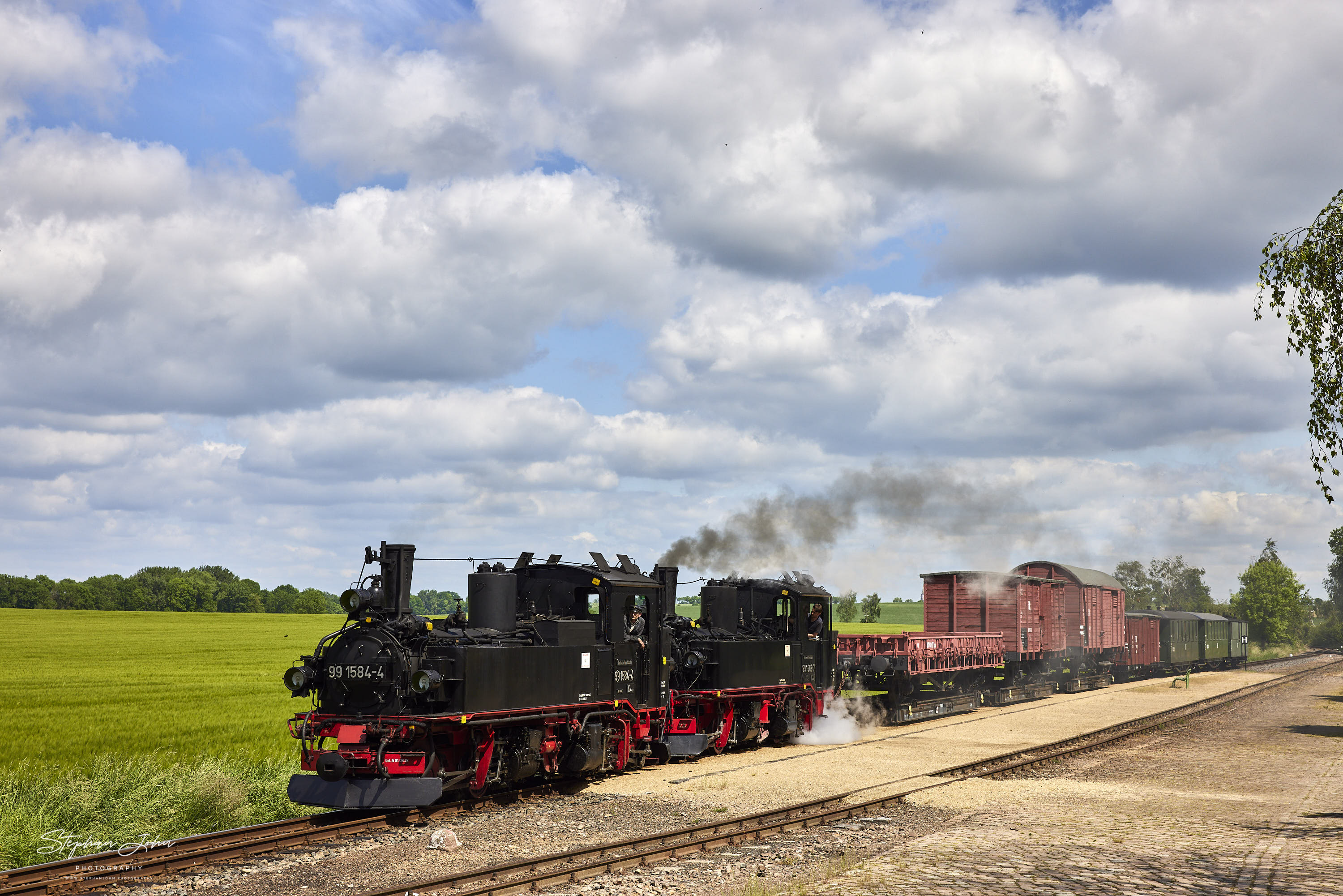 GmP mit Lok 991568-7 und Vorspannlok 99 1584-4 aus Oschatz nach Mügeln erreicht den Bahnhof Naundorf