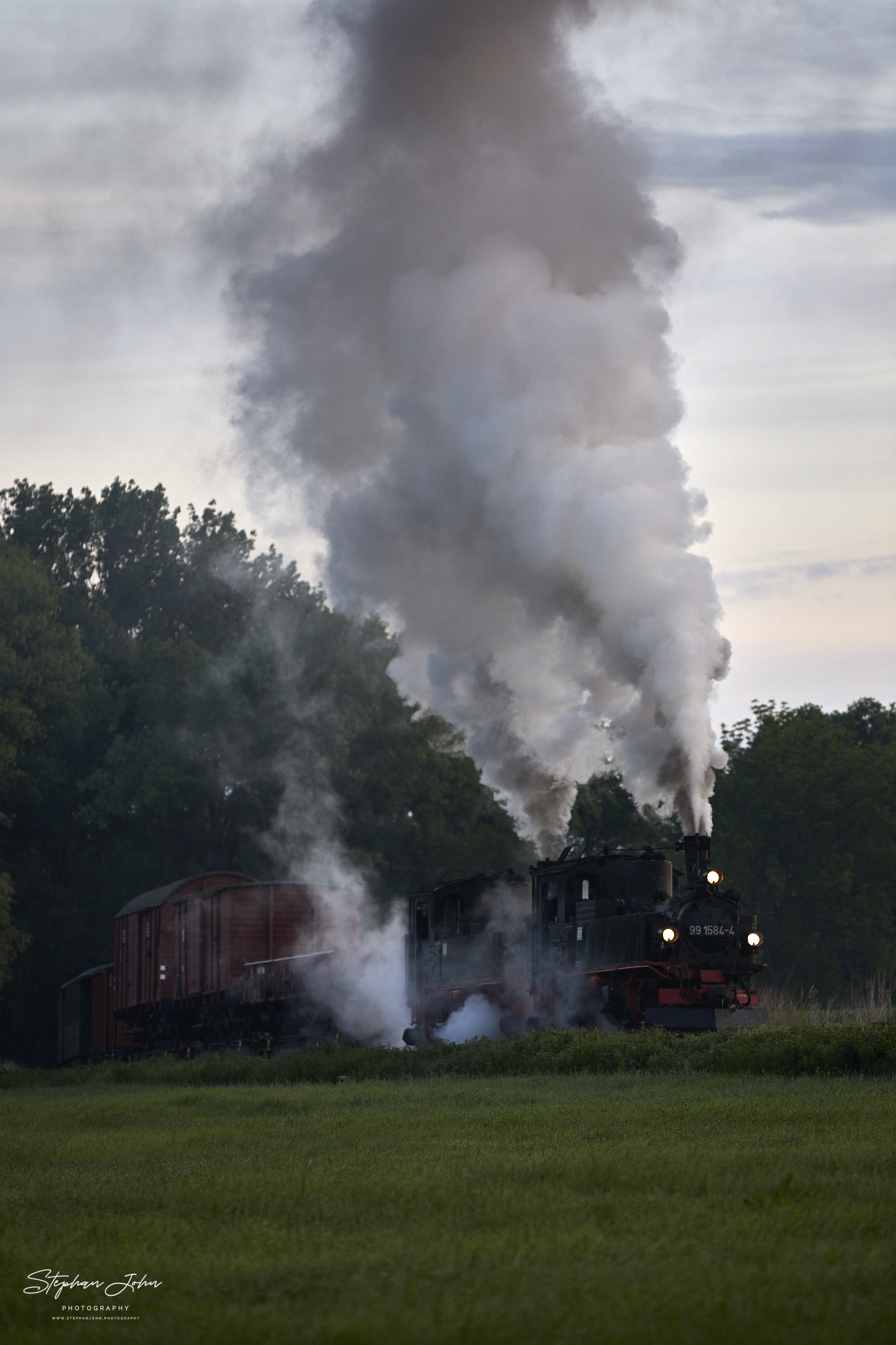 Der erste GmP des Tages mit Lok 99 1568-7 und Vorspannlok 99 1584-4 auf dem Weg nach Mügeln