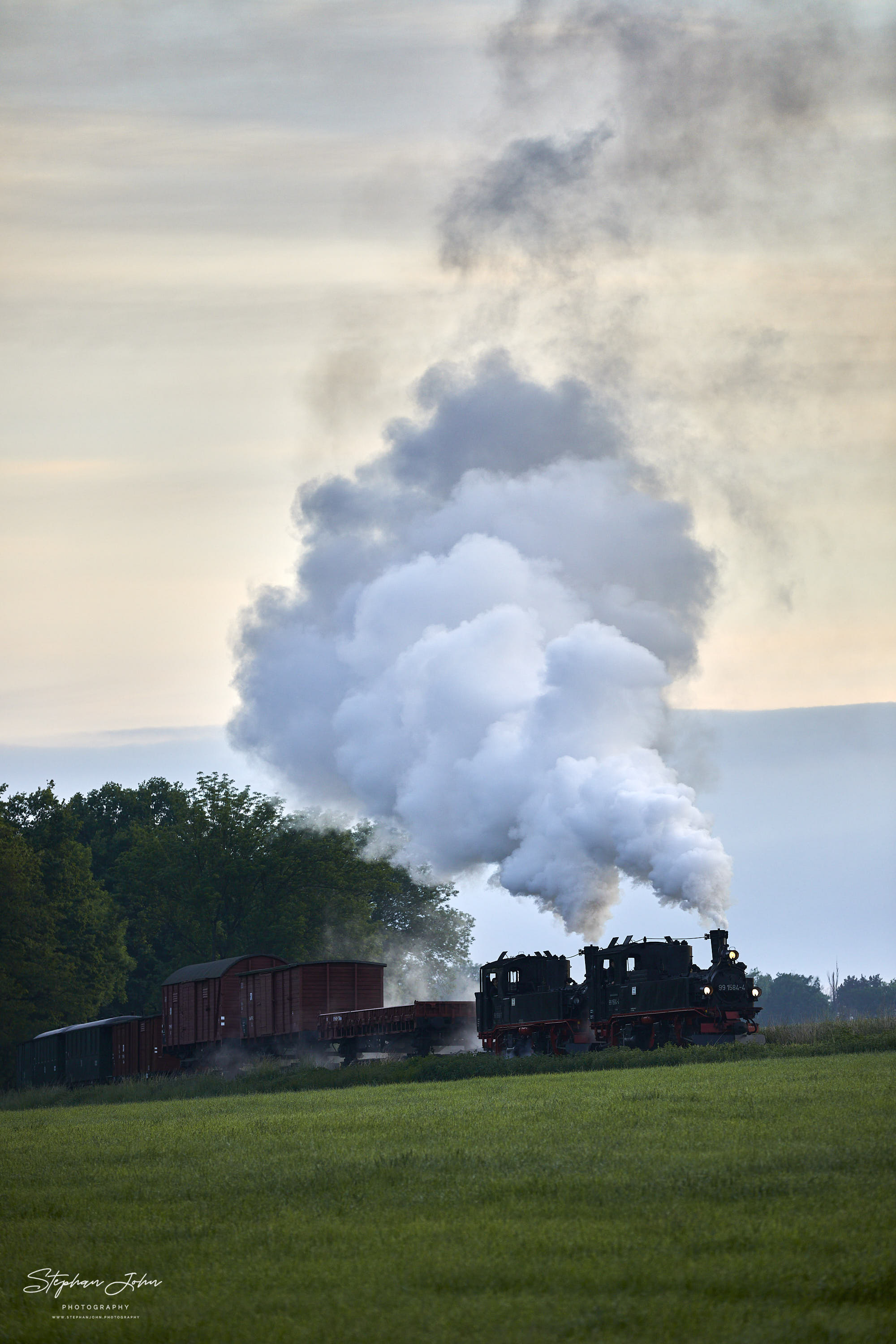 Der erste GmP des Tages mit Lok 99 1568-7 und Vorspannlok 99 1584-4 auf dem Weg nach Mügeln