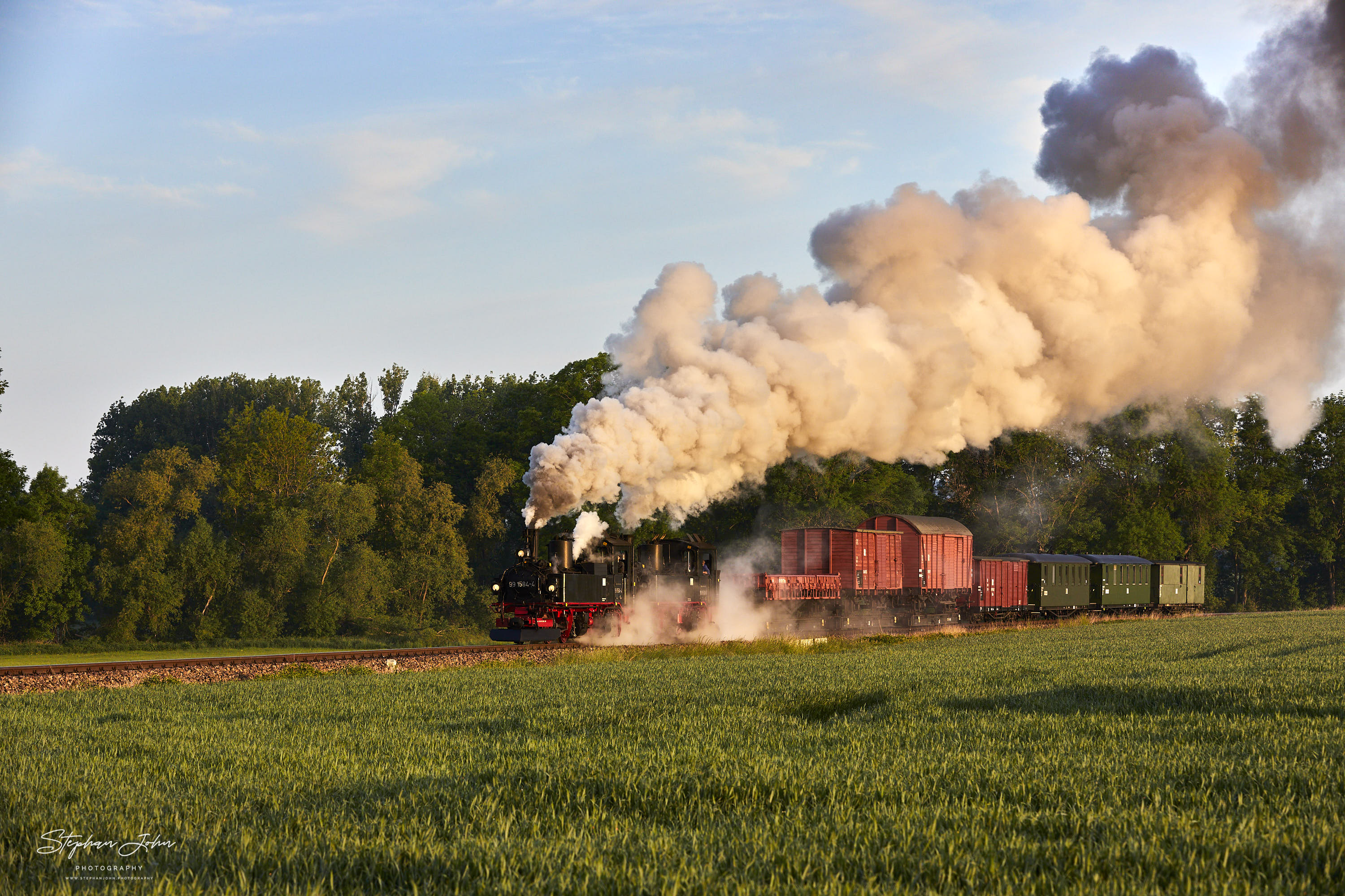 Der erste GmP des Tages mit Lok 99 1568-7 und Vorspannlok 99 1584-4 auf dem Weg nach Mügeln