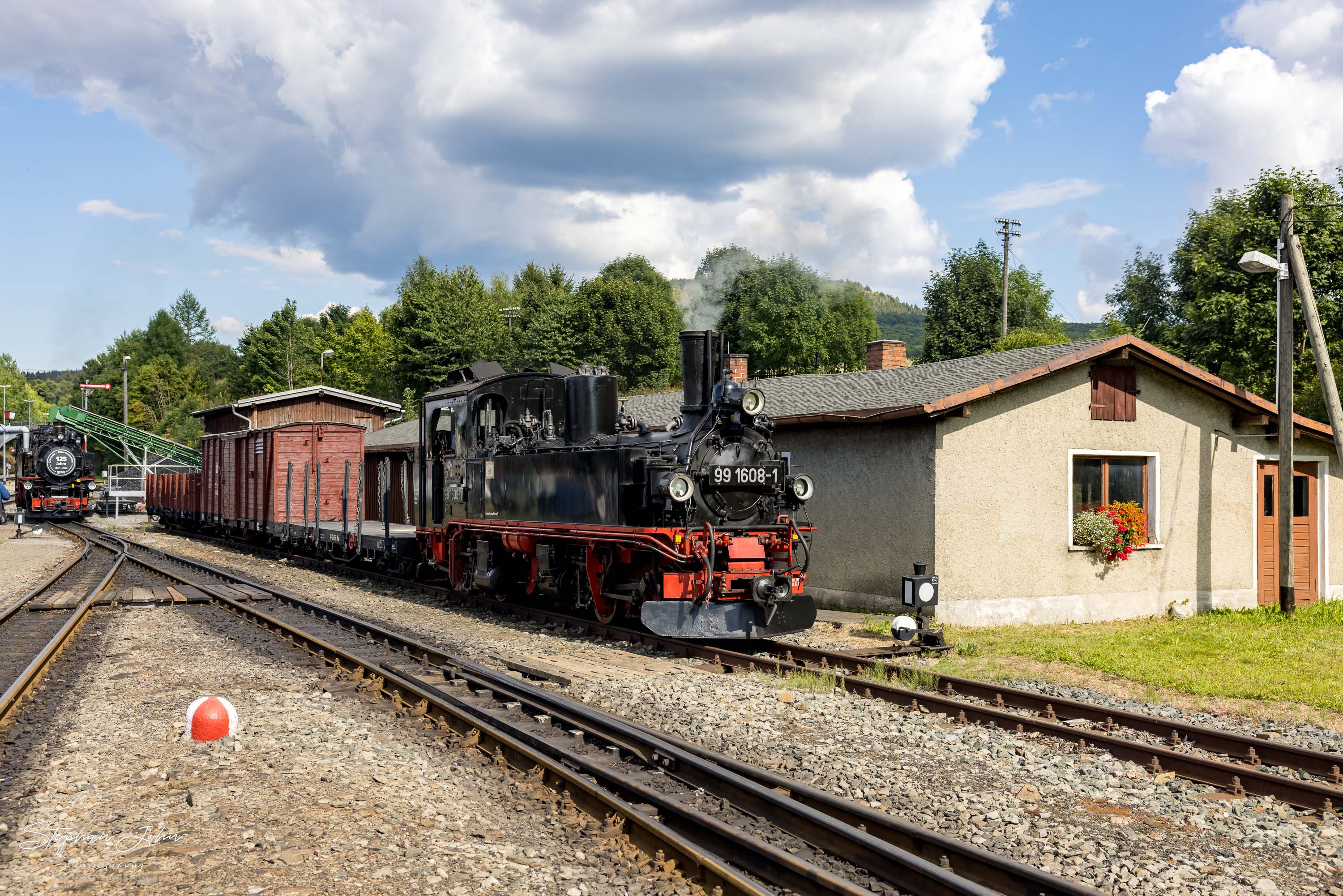 Lok 99 1608-1steht in Cranzahl und wartet auf den Einsatz vor Zug P 1023 nach Oberwiesenthal