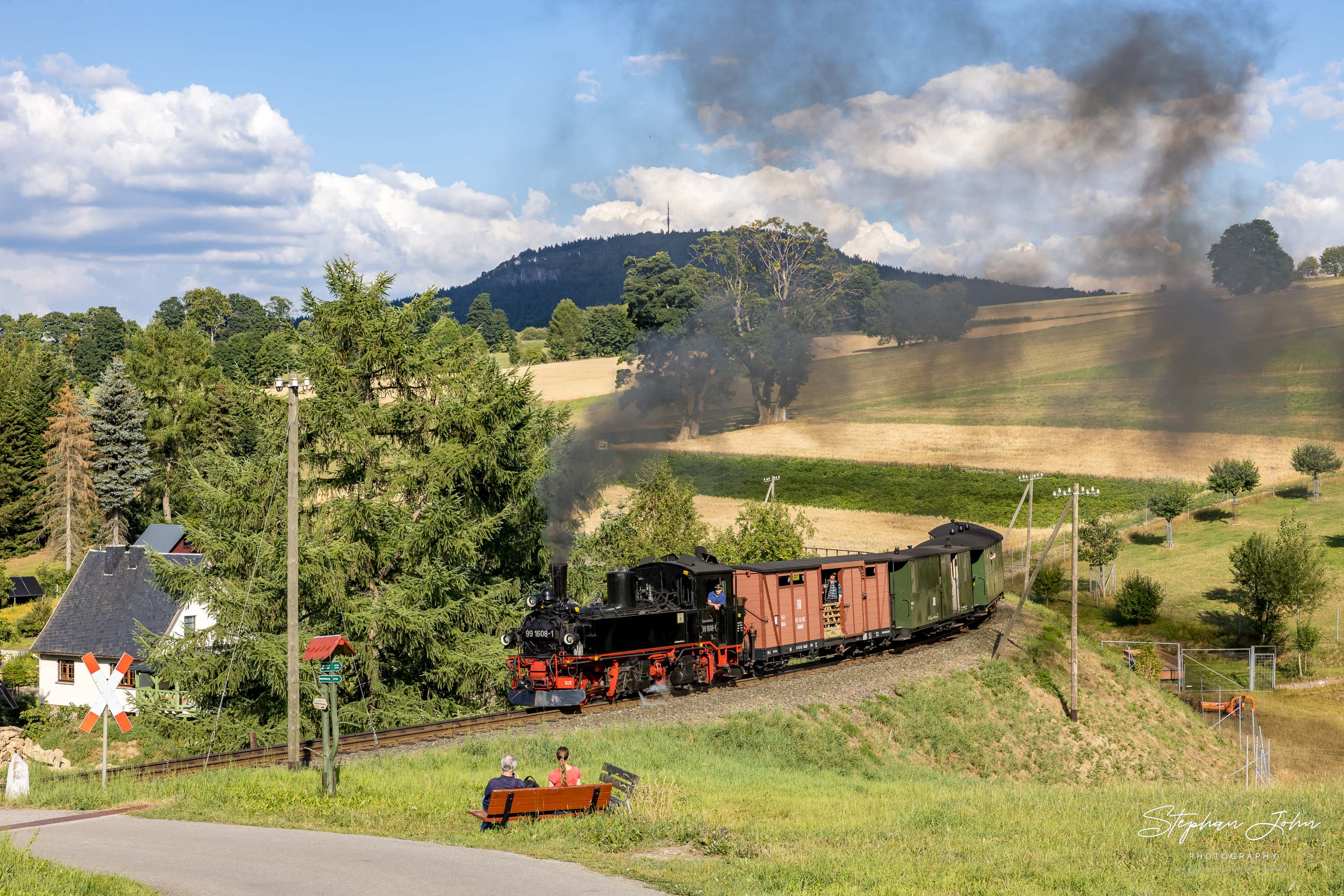 Zug P 1023 mit Lok 99 1608-1 nach Oberwiesenthal passiert den BÜ Hofweg in Cranzahl