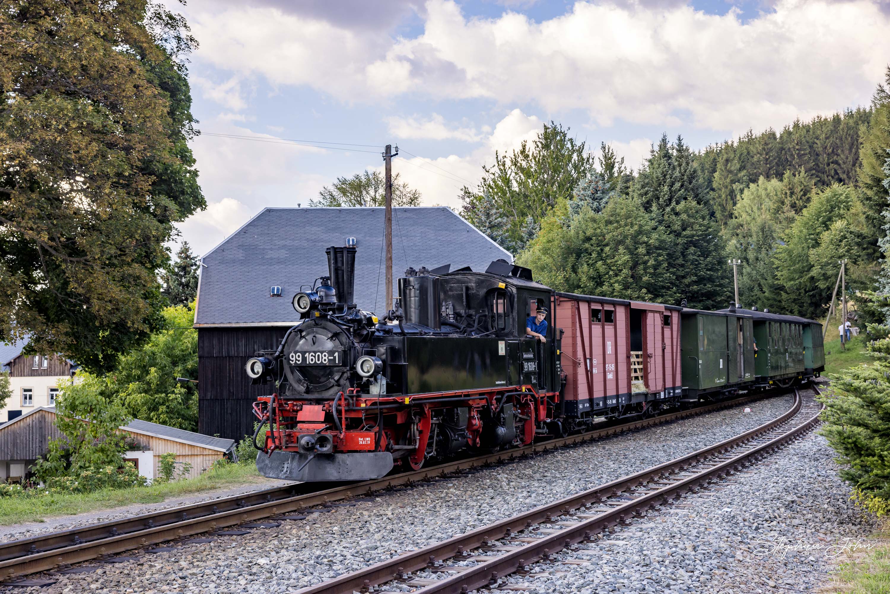 Zug P 1023 mit Lok 99 1608-1 nach Oberwiesenthal erreicht Neudorf