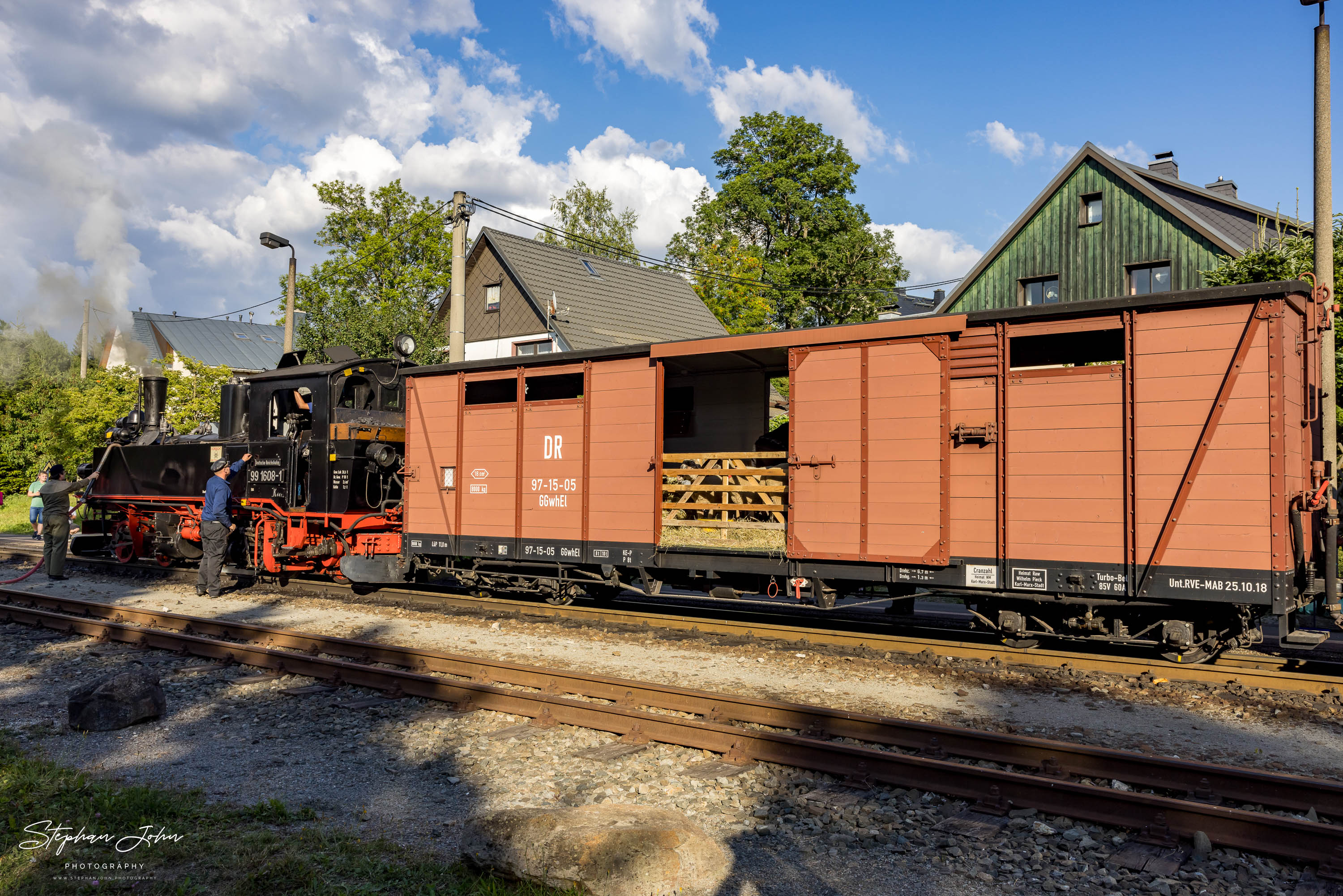 Zug P 1023 mit Lok 99 1608-1 nach Oberwiesenthal nimmt in Kretscham-Rothesehma Wasser.