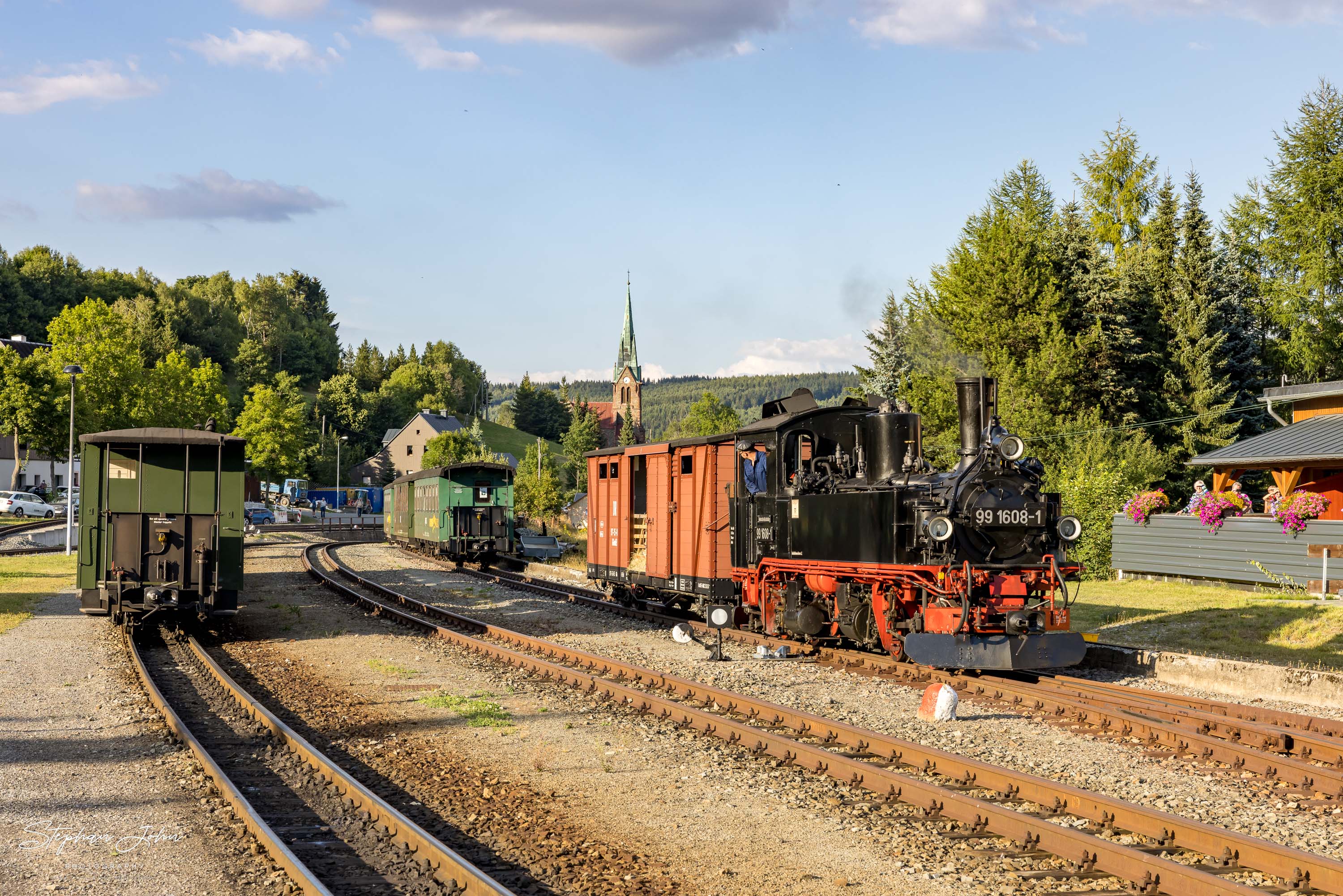 Zug P 1023 mit Lok 99 1608-1 nach Oberwiesenthalsteht in Hammerunterwiesenthal.
