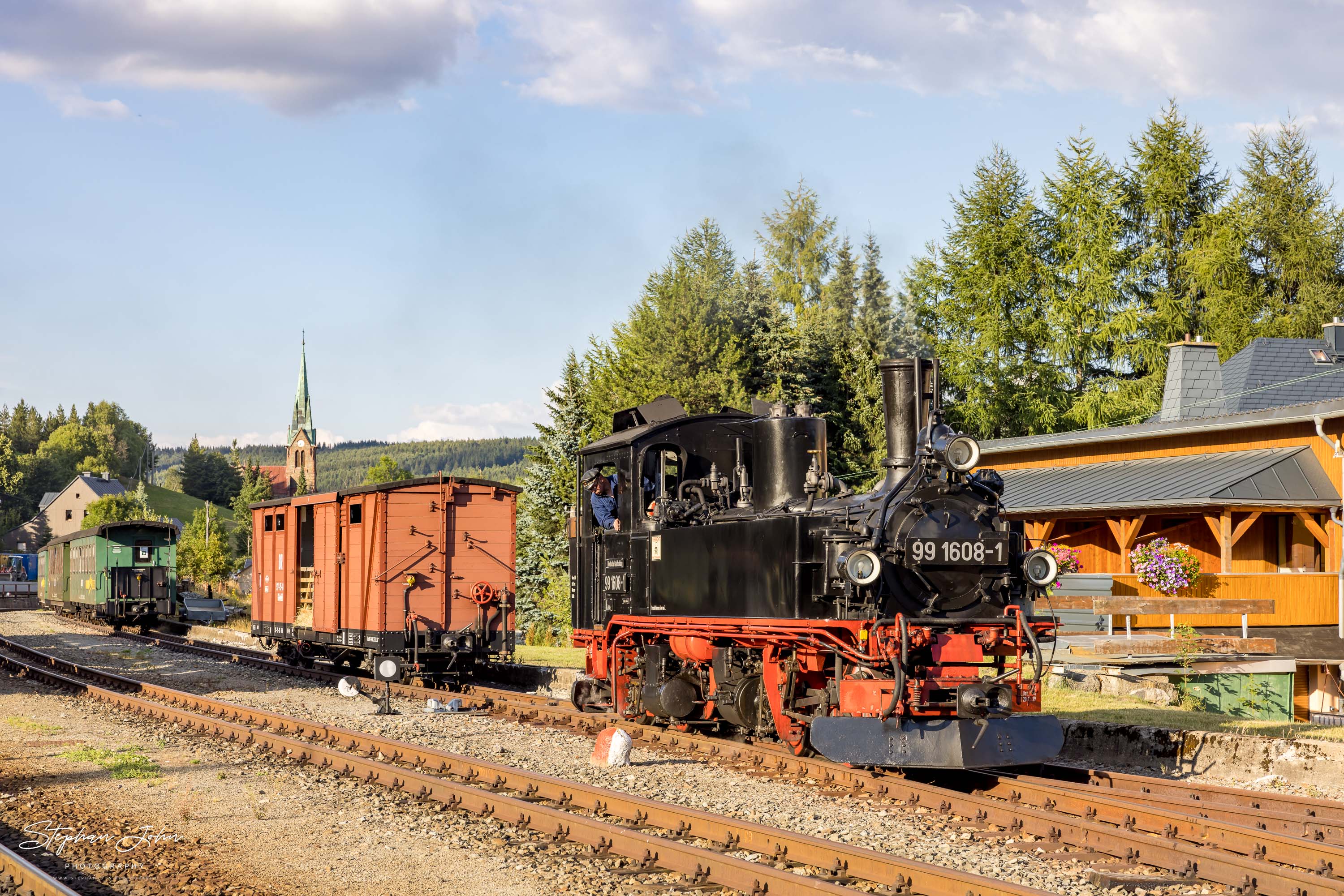 Zug P 1023 mit Lok 99 1608-1 nach Oberwiesenthal rangiert in Hammerunterwiesenthal.