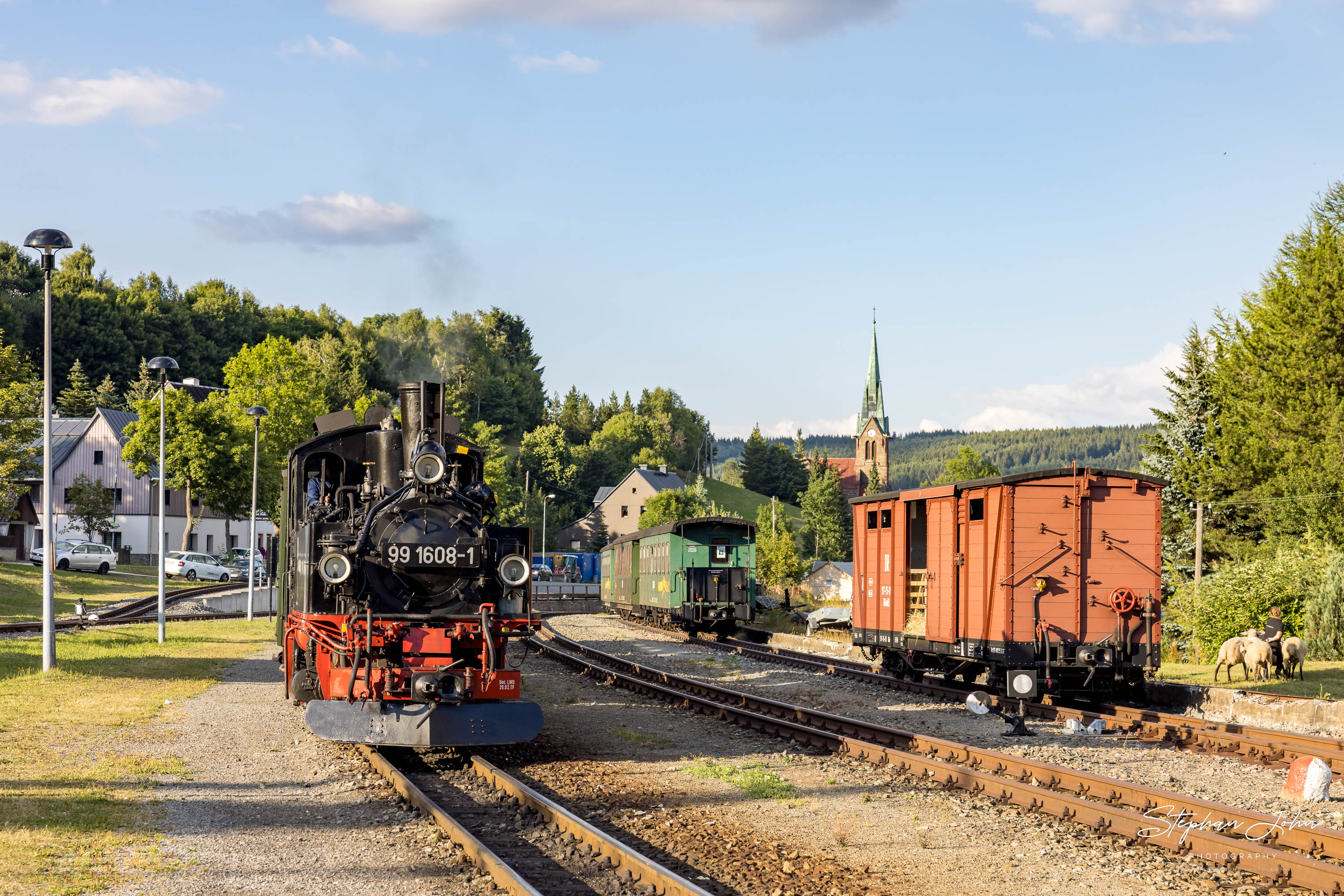 zug P 1023 mit Lok 99 1608-1 nach Oberwiesenthalsteht in Hammerunterwiesenthal.