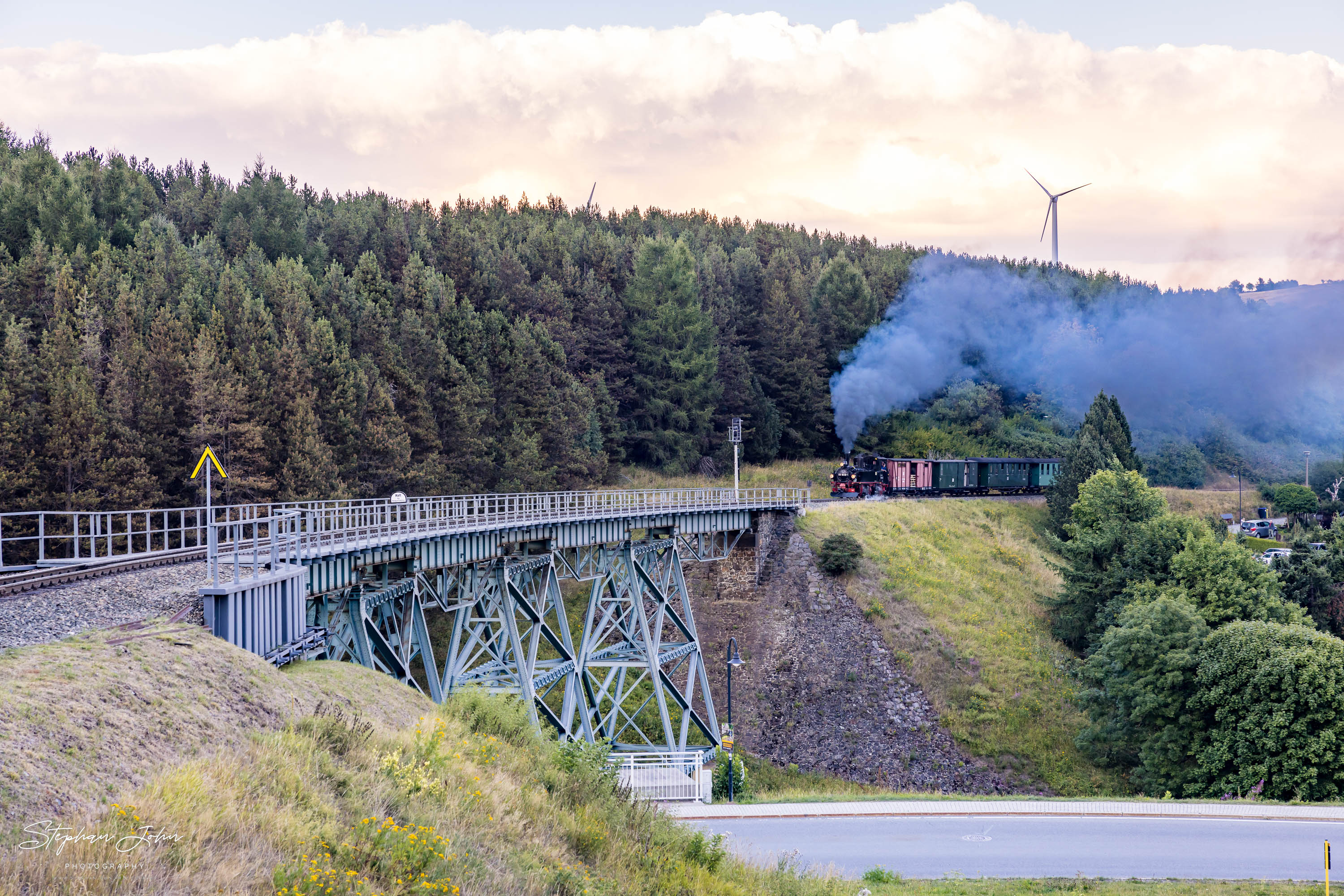 Zug P 1023 mit Lok 99 1608-1 nach Oberwiesenthal erreicht den Endbahnhof