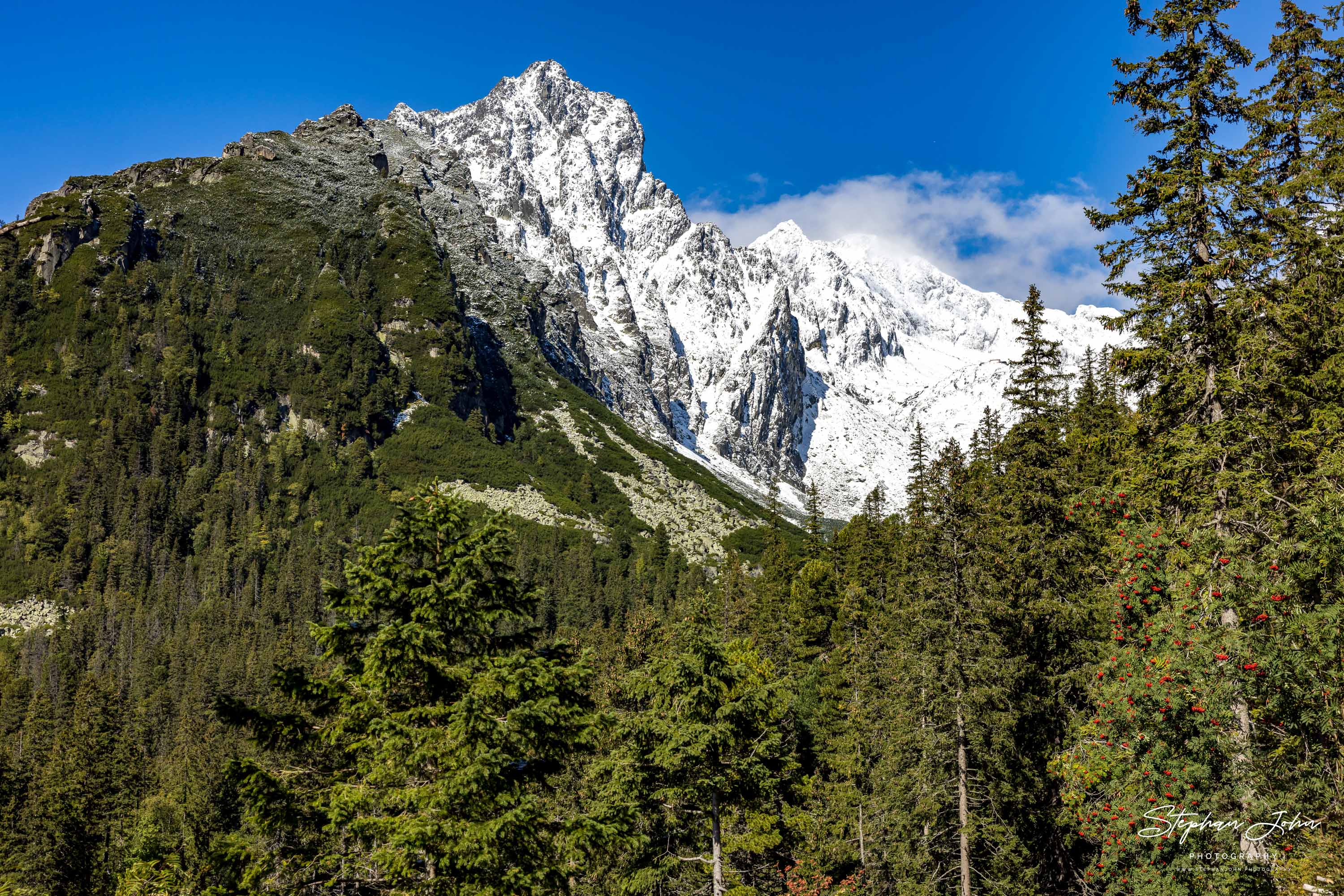 <p>Blick vom Magistrale-Weg in das Malá Studená dolina (Kleines Kohlbachtal). Im Hintergrund ist die Téryho chata (Tery-Hütte) zu sehen.</p>